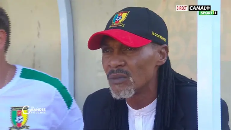 Image de Football. Le destin de Rigobert Song à la tête de la sélection nationale du Cameroun se joue ce soir face au Burundi. Song, malgré sa sérénité affichée en conférence de presse, traverse une période délicate avec son équipe, n'ayant pas goûté à la victoire à domicile depuis son entrée en fonction il y a 19 mois. Le sombre souvenir de la double rencontre contre la Namibie, où les Lions ont manqué 5 des 6 points possibles, hante encore l'esprit des supporters. Une victoire ce soir pourrait offrir une bouffée d'oxygène à une Fédération Camerounaise de Football (FECAFOOT) sous pression. Quel est votre pronostic ?