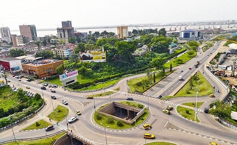 Image de Faits Divers. Le 13 septembre 2023, la ville de Douala a été secouée par une découverte macabre. À Mbanda, au cœur de la capitale économique, le corps mutilé de Julie, une jeune fille a été découvert mutilée L'alarme a été donnée par Nzui Manto, un lanceur d'alertes. La police poursuiT ses investigations dans le but de retrouver les coupables de ce crime odieux. La montée des violences à Douala, en particulier celles visant les femmes, devient une problématique sociétale urgente qu'il faut résoudre. A cet effet, la réponse des autorités est attendue avec impatience. Quelle est votre analyse de la situation ?