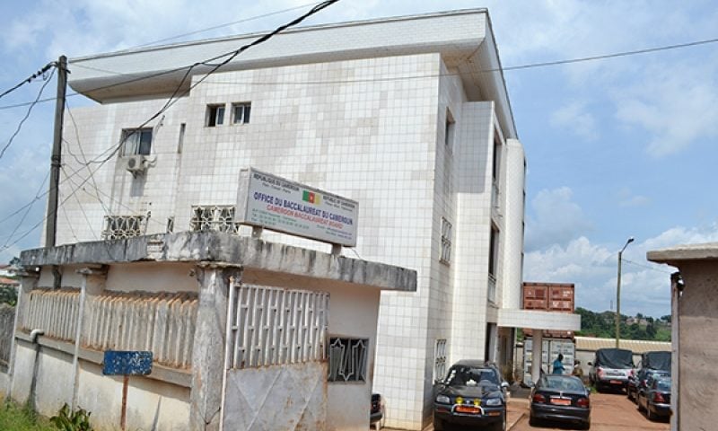 Image de Société. Le gouvernement camerounais, à travers le ministère des enseignements secondaires, a décidé d'augmenter les frais d'inscription aux examens du Probatoire et Baccalauréat, administrés par l'Office du Baccalauréat du Cameroun (OBC). Cette décision voit les frais passer de 9 500 FCFA à 12 000 FCFA, soit une augmentation de 2500 FCFA. La notification officielle qui émane du secrétaire d'État Bayaola Boniface a été adressée aux chefs d'établissements pour qu'ils puissent en informer à leur tour parents et élèves. Si cette augmentation des frais a certainement des raisons administratives ou budgétaires, elle suscite également des interrogations et des réactions au sein de la population, beaucoup y voyant une pression financière supplémentaire dans un contexte économique tendu. Quelle est votre analyse de la situation ?