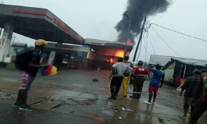 Image de Société. Un violent incendie a pris d'assaut la station-service Total Ndokoti à Douala ce 15 septembre 2023. Malgré les averses intenses de cette journée, le brasier a continué de faire rage et dévasté tout sur son chemin, notamment la boutique et la section dédiée à la vidange. Heureusement, aucun décès n'a été signalé. Toutefois les pertes matérielles sont considérables. Les circonstances qui entoure cet incident restent floues mais des équipes d'experts sont déjà à l'œuvre pour évaluer l'ampleur des dommages. Que pensez-vous de cet incident ?