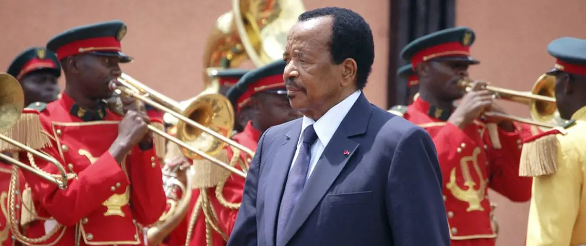 Image de Politique. Le Rassemblement Démocratique du Peuple Camerounais (RDPC), pilier de la politique camerounaise depuis des années, est plongé dans une période d'incertitude quant à la succession de son leader de longue date, Paul Biya. En poste depuis 1982, Biya est au cœur de spéculations concernant son éventuel retrait. La rumeur la plus persistante est celle de l’émergence de son fils, Franck, en tant que successeur potentiel. L'annonce d'une série d'initiatives, dont une tournée régionale, visant à faciliter cette transition, a exacerbé les tensions internes. Avec la pression accrue pour assurer une passation de pouvoir transparente et démocratique, le RDPC se trouve à une croisée des chemins, devant gérer à la fois les ambitions personnelles et l'avenir du pays. Comment le Cameroun et le RDPC peuvent-ils garantir une transition sans heurts dans cette période de bouleversements politiques imminents?