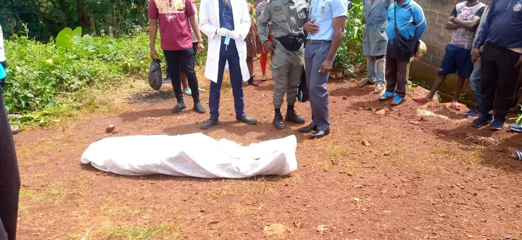 Image de Faits Divers. Le chef-lieu de la division de Menoua, Dschang, est en deuil après le suicide d'un étudiant de 16 ans, Pavel Ange Dongmo. Découvert par sa mère à leur domicile, son corps pendait aux structures de la maison. À proximité, une lettre détaillant ses raisons a été trouvée. Selon des témoins, Pavel avait, sans en parler à sa mère, séjourné une semaine au village, où il aurait commis des larcins. Réprimandé à son retour, cela semble avoir exacerbé sa détresse. Les autorités, dont le procureur et des médecins, ont entamé une enquête. Comment éviter de telles situations à l'avenir ?