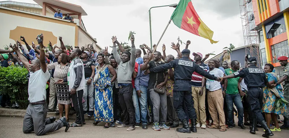 Image de Société. Le village de Mada, au nord du Cameroun, a été le théâtre de vives protestations suite à la proclamation des résultats d'un concours de police. De nombreux jeunes de la localité ont exprimé leur désapprobation et ont qualifié les résultats de "manipulés". Ils se sentent particulièrement lésés, étant donné que la majorité des lauréats proviennent d'une unique région, coïncidant avec celle du chef de l'État et du responsable de la police. L'annonce a également suscité une large controverse sur les réseaux sociaux. Selon vous, comment les autorités peuvent-elles établir la confiance dans les processus de recrutement public ?