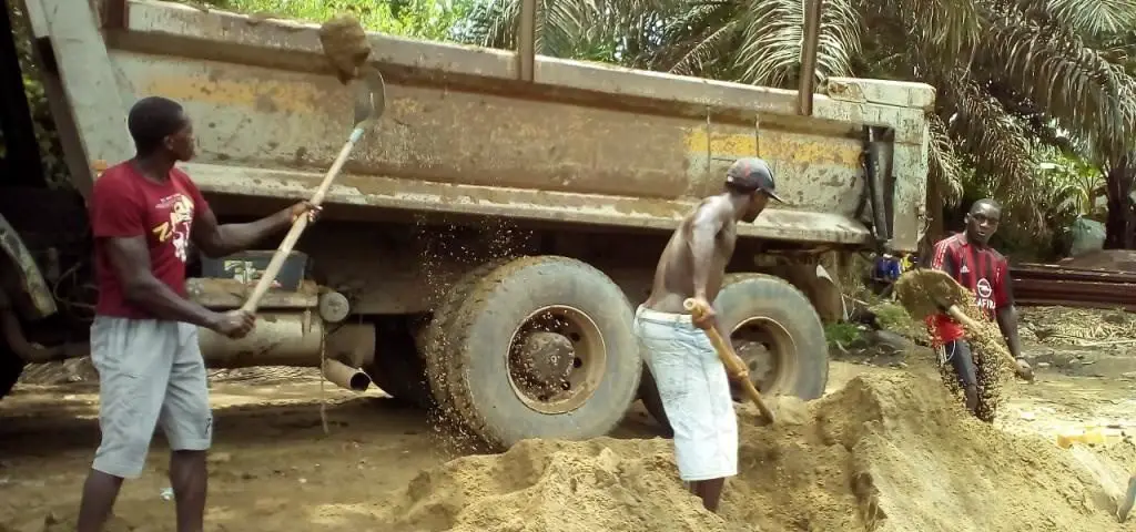 Image de Société. Le gouverneur du Centre a cédé face à la colère des transporteurs de sable et de graviers, en suspendant temporairement la lettre de voiture controversée. La route vers Olembé a été bloquée par des camionneurs mécontents, qui contestent la taxe de 5000 F liée à cette nouvelle réglementation, créée dans la loi de finances 2023. La lettre de voiture sécurisée, qui documente chaque chargement d'agrégats, est devenue obligatoire et coûteuse pour les transporteurs. Au-delà de cette exigence, les camionneurs se plaignent des autres taxes qui augmentent leurs charges. Le gouverneur a réagi en suspendant provisoirement la lettre de voiture, mais cette décision a des implications financières considérables. Selon le ministère des Mines, de l'Industrie et du Développement technologique, la réforme aurait pu générer environ 2 milliards de FCFA par an. Selon vous, comment équilibrer la régulation du secteur tout en maintenant la paix sociale ?