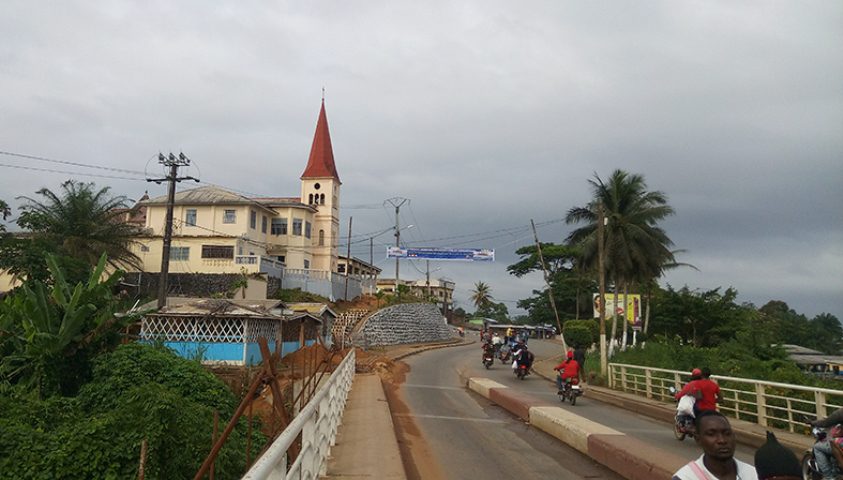 Image de Faits Divers. En août dernier, à Kribi, un homme nommé Moïse Maila a mystérieusement disparu. Alertés par cette disparition, ses proches déposent plainte à la police. Le suspect principal ? Son colocataire, introuvable depuis l'incident. Après une chasse à l'homme qui le mène jusqu'à Yaoundé, les forces de l'ordre finissent par arrêter le fugitif. Les interrogatoires ont permis de déterminer le motif du meurtre qui se révèle être une accusation de vol de téléphone. Le colocataire aurait violemment attaqué Maila et tué avant de cacher son corps dans des buissons. Quelles sont vos impressions ?