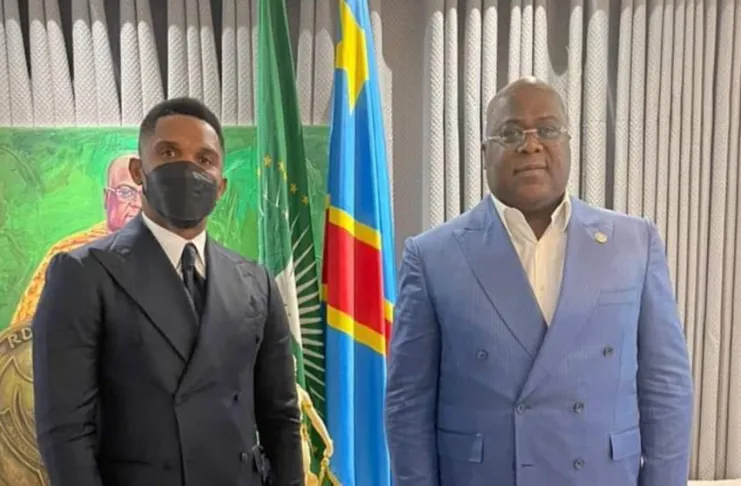 Image de Football. Samuel Eto'o, président actuel de la Fecafoot, est dans la tourmente après l'ouverture d'une enquête par la Confédération africaine de Football pour des soupçons de corruption. En quête de soutien, Eto'o s'est rendu à Kinshasa pour rencontrer le Président congolais, Félix Tshisekedi, afin que ce dernier intercède en sa faveur auprès du secrétaire général de la CAF, Veron Monsengo-Omba. Tshisekedi n'a pas pu le rencontrer personnellement, cependant des efforts ont été faits pour calmer la situation. L'autre obstacle auquel sera confronté Eto'o est la réputation d'homme intègre dont jouit Patrice Motsepe, président de la CAF. Ce dernier vise la présidence de la Fifa World Cup et n'est pas facilement influençable. Comment se terminera cette situation ?