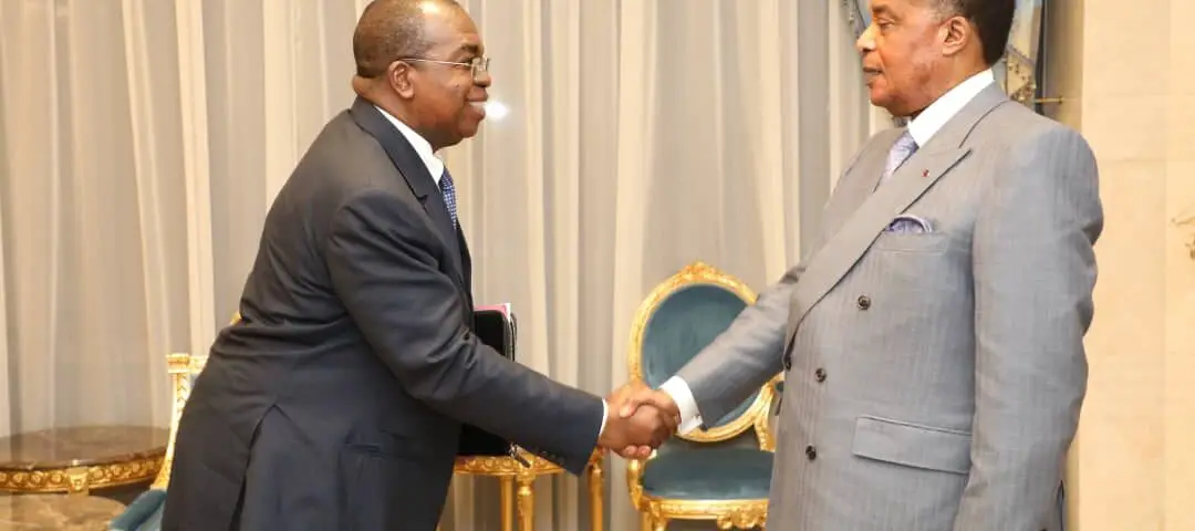 Image de Politique. Le destin politique de Louis Paul Motaze, l'actuel ministre des Finances du Cameroun, est en train de prendre une tournure intéressante. Nommé récemment par le président Paul Biya pour superviser le processus de nationalisation d'Eneo, sa place au premier plan dans le plan d'émergence du Cameroun pour 2035 fait de lui un candidat potentiel pour succéder au président. Motaze est certes une figure influente du "Grand Sud", mais son chemin vers la présidence n'est pas sans obstacles. En effet, ses relations avec d'autres acteurs, comme le directeur du Cabinet civil de la présidence, ne sont pas toujours tendre. Cependant, son mariage avec une femme de l'Extrême-Nord, région clé sur le plan électoral, et ses liens avec d'autres politiciens pourraient renforcer sa candidature. Que pensez-vous de Louis Paul Motaze ?