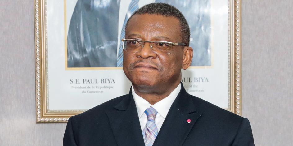 Image de Politique. Le 24 septembre 2023, lors de la finale de la Coupe du Cameroun, c'était Dion Ngute, le Premier ministre, qui a représenté le président Paul Biya. Cette absence remarquée a ravivé les spéculations sur une possible passation de pouvoir. Armand Okol, journaliste, est persuadé que Biya a déjà choisi Ngute pour sa succession. Selon Okol, le président, qui pendant 35 ans avait une série d'apparitions publiques, a réduit drastiquement sa présence publique depuis 5 ans. Même si ces sorties étaient rares, elles étaient très attendues par le peuple camerounais. Aujourd'hui, l'absence du président aux événements clés du pays, comme la finale de la Coupe, semble être un signe qu'il faut s'habituer à vivre sans lui au sommet du pouvoir. Est-ce le début d'une nouvelle ère politique pour le Cameroun ?