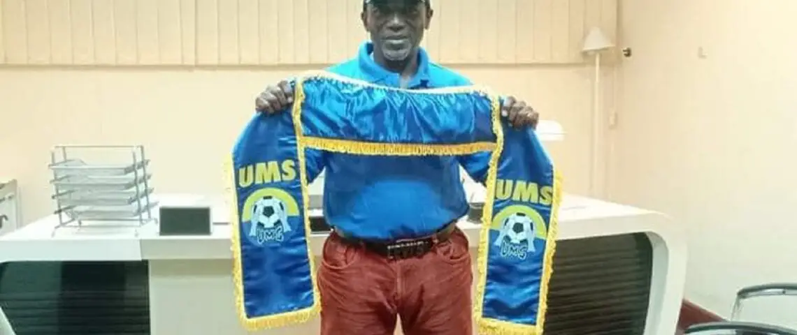 Image de Insolite. L'équipe de Fovu de Baham, récente championne de la Coupe du Cameroun, est dirigée par un homme hors du commun : Emmanuel Ndoumbe Bosso. Surnommé le "Dschang", cette figure emblématique transcende les clivages identitaires dans une période où le Cameroun est en proie au repli sur soi. Le célèbre journaliste Benjamin Zebaze témoigne de la profondeur des racines de Bosso avec la culture Dschang, allant même jusqu'à dire qu'il maîtrise leur langue mieux que bien d'autres. Zebaze relate également des souvenirs nostalgiques avec la famille Bosso, notamment l'ancien footballeur Ebenezer qui, après avoir impressionné ses pairs de part ses prouesses, avait déclaré se nommer "Roger Milla", un nom alors inconnu. Que pensez-vous de cette figure ?