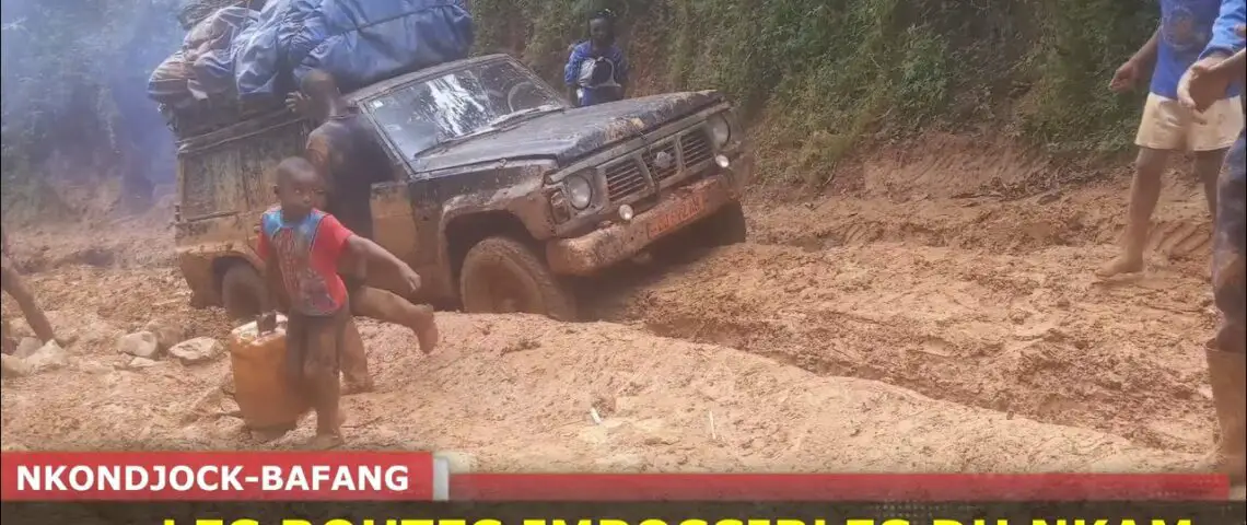 Image de Société. Le ministère des Travaux publics du Cameroun a évoqué le projet de réhabilitation de la route Nkondjock-Bafang, longue de 53 km, lors d'une revue des projets routiers du 19 au 22 septembre 2023. Cette route, essentielle pour relier les régions du Littoral et de l'Ouest, bénéficiera d'un financement de 4,998 milliards de Fcfa. Les travaux débuteront le 31 octobre 2023 et comprendront la réhabilitation, l'assainissement, la signalisation et d'autres améliorations. De plus, des infrastructures socio-économiques, comme des écoles, un hôpital et des hangars commerciaux, seront érigées. Le groupement HAB/ZAB construction prendra en charge la réalisation, avec Ingenierie Conseil/Arsukk Sarl pour le contrôle technique. Ce projet est donc crucial pour le développement économique et social des régions concernées, car il facilitera les déplacements et améliorera les conditions de vie. Que pensez-vous du projet ?