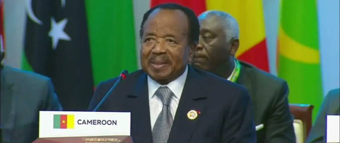 Image de Politique. Lors de la 78e Assemblée générale des Nations Unies, le Cameroun, par la voix de son président Paul Biya, a mis en avant la nécessité d'une réforme du Conseil de sécurité de l'ONU. C'est Lejeune Mbella Mbella, ministre des affaires étrangères qui a lu l'allocution du président. Celle-ci souligne l'injustice de la sous-représentation de l'Afrique au sein de cet organe majeur. En effet, deux tiers des activités du Conseil concernent l'Afrique, mais le continent n'a toujours pas de représentation permanente. Pour rectifier cette situation, Paul Biya propose l'ajout de deux sièges permanents et trois sièges non-permanents pour l'Afrique au Conseil de sécurité. Que pensez-vous de cette demande du Cameroun ?