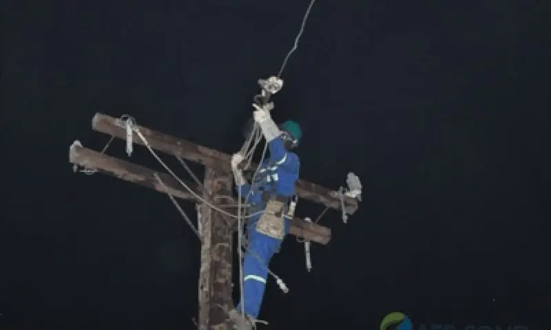 Image de Faits Divers. À Nkolmesseng, un quartier de Yaoundé, une supercherie des plus inhabituelles fait parler d'elle. En effet, un individu se faisant passer pour un agent d'Eneo, la société d'électricité camerounaise, aurait été surpris en train de distribuer clandestinement l'électricité aux résidents, moyennant un paiement mensuel de 2 000 FCFA. Yves Tchoumechi Wanko, un commerçant local, se trouve au cœur de cette controverse. Bien qu'il détienne un abonnement via un compteur prépayé, il affirme que les responsables d'Eneo de son quartier l'ont contraint à payer pour une consommation frauduleuse d'électricité orchestrée par un autre abonné. Cette situation a suscité l'indignation de Wanko, qui dénonce des factures imaginaires et des comportements irrespectueux de la part d'Eneo. Que pensez-vous de cette affaire ?