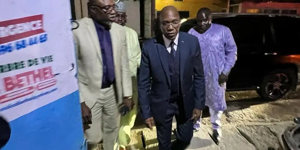 Image de Société. Le Ministre de la Santé publique, le Dr. Manaouda Malachie, a effectué une visite surprise à Douala, au centre médical Bethel, qui semble opérer clandestinement. Les constatations ont révélé de graves manquements, notamment des documents administratifs inadéquats pour une structure prétendument affiliée à une association cultuelle. De plus, le centre était dans un état d'insalubrité inacceptable, servant même de parking improvisé pour les motos. Quelles sont vos impressions ?