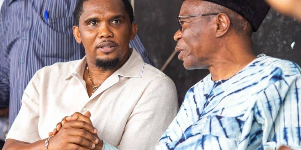 Image de Football. Le célèbre footballeur et actuel président de la Fédération camerounaise de football, Samuel Eto’o, manifeste de grandes ambitions politiques en engagent des négociations pour intégrer le comité central du RDPC. A cet effet, il a fait des rencontres stratégiques et fourni des efforts assidus pour nouer des alliances au sein du parti. Malgré les obstacles rencontrés, notamment les difficultés initiales pour obtenir une audience avec des figures clés du RDPC, Eto’o se distingue comme un acteur politique émergent. Il s’approprie son rôle avec la même vigueur qu’il a autrefois appliquée sur le terrain de football. Que pensez-vous de cette ascension potentielle d'Eto’o dans le monde politique camerounais ?