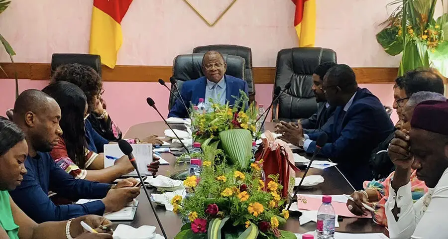 Image de Société. Le gouvernement camerounais s'inquiète face aux dangers sanitaires que certaines pratiques alimentaires représente pour la population. A cet effet, une réunion organisée par le ministre du Commerce Luc Magloire Mbarga, s'est tenue le 28 septembre 2023. Elle a mobilisé d'éminents acteurs de l'industrie de transformation de l'huile de palme et des responsables ministériels. L'assise s'est vouée à explorer les pistes permettant d'assurer la mise en conformité des produits avec les normes existantes, avec une attention particulière portée à la protection des consommateurs et la sécurité alimentaire. Les industriels de l’huile de palme se sont engagés à une collaboration rigoureuse pour garantir la sûreté et la conformité de leurs produits, sous l’œil vigilant des autorités. Quelle est votre analyse de la situation ?