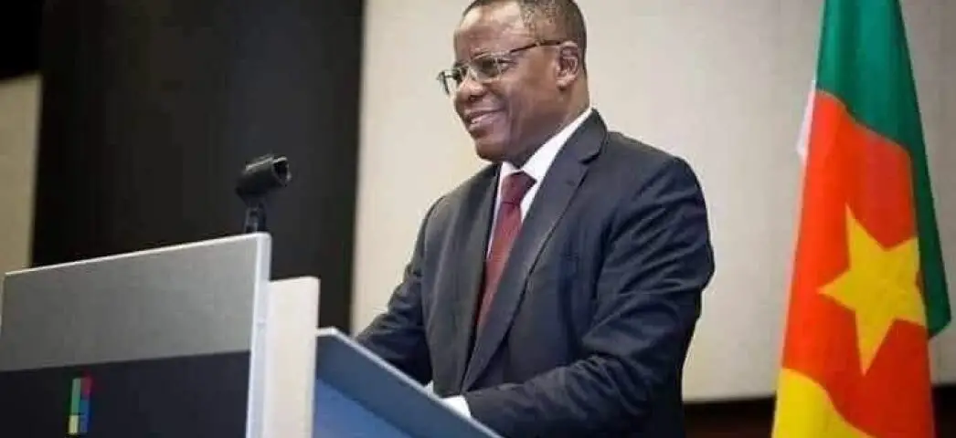 Image de Politique. En réaction à l'assassinat d'un prêtre et de plusieurs enseignants à Kembong, Maurice Kamto, leader du Mouvement pour la Renaissance du Cameroun (MRC), a publié une déclaration ce 29 septembre où il exhorte au dialogue pour résoudre la crise anglophone persistante du pays. Il a rappelé le deuil incessant et la désolation qui ont enveloppé les régions anglophones pendant plus de six ans de conflit avant de souligner le besoin urgent de discuter des préoccupations légitimes des citoyens anglophones. Le leader du MRC a aussi souligné que ni l’intervention militaire ni les attaques sécessionnistes ne résoudront la crise de manière durable. C'est pour ce faire qu'il a insisté sur l’importance d’un dialogue politique ouvert et inclusif comme unique voie viable vers la paix et la stabilité. Que pensez-vous de son intervention ?