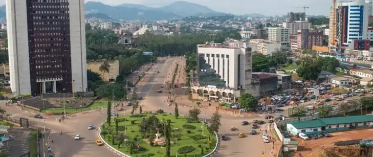 Image de Faits Divers. Le cadavre d'une femme, dont l'identité n'a pas été révélée, a été découvert emballé dans un sac dans les environs du palais des sports à Yaoundé. Les circonstances entourant son assassinat restent inconnues. Cette tragédie survient dans un contexte où Yaoundé connaît une série de meurtres, notamment celui de Suzanne Zamboue, l'épouse du détenu politique Pascal Zamboue, coordinateur national du MRC. Comment les autorités et la société civile réagissent-elles à cette montée de la violence à Yaoundé, et quelles mesures sont prises pour assurer la sécurité des citoyens, en particulier des femmes ?