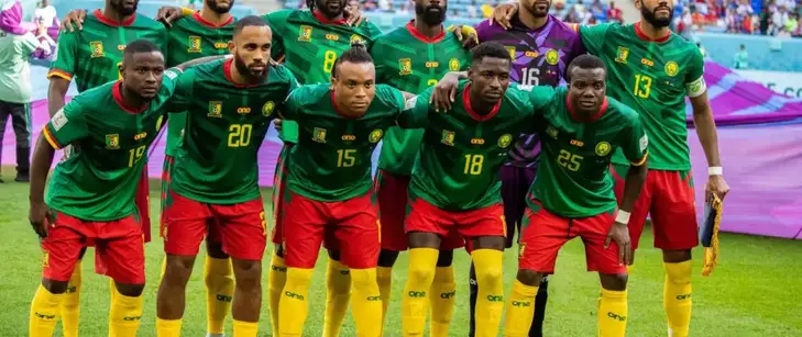 Image de Football. Rigobert Song, sélectionneur des Lions Indomptables, a sélectionné 24 joueurs pour des matchs amicaux contre le Sénégal et la Russie. La liste inclut des cadres tels que Jean-Charles Castelletto et Jérome Ngom Mbekeli, et l'attaquant Frank Magri fait sa première apparition. Magri, qui joue à Toulouse, a décidé de jouer pour le Cameroun, son pays d'origine. Ces rencontres, prévues respectivement les 12 et 16 octobre, s'inscrivent dans le cadre de la préparation pour la CAN 2023 et les qualifications pour la Coupe du monde 2026. Comment ces matchs influenceront-ils les choix de Song pour les compétitions à venir?