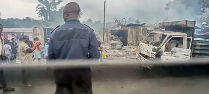 Image de Faits Divers. Deux hommes soupçonnés de criminalité à Bonaberi, Douala IV, ont été arrêtés par la gendarmerie locale et présentés au public. Kamdem, surnommé « Tête Dure », et Bakayo sont accusés d'avoir terrorisé le quartier. Suite à de multiples plaintes, une opération a été lancée, conduisant à leur arrestation avec des armes, des munitions et des motos en leur possession. Bakayo, ancien militaire ivoirien, est en fuite. Les deux hommes sont détenus à la prison de New Bell en attente de jugement. Comment ces arrestations influenceront-elles la perception de la sécurité à Douala IV à l'avenir?