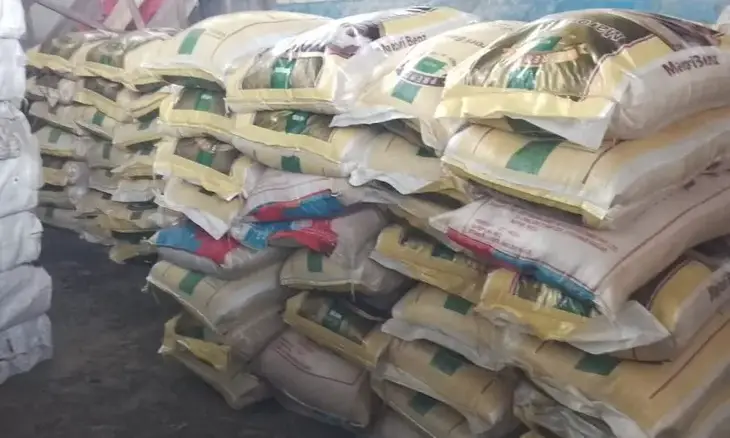 Image de Santé. Sur le marché de Douala, 7000 tonnes de riz contaminé au mercure ont été découvertes. Importé de Myanmar par la société Socia Sarl, ce riz avait été bloqué au port depuis février 2013 suite à des alertes sur sa qualité. Malgré des contrôles initiaux, c'est une expertise approfondie qui a confirmé la contamination. Le mercure étant hautement toxique, la situation inquiète quant à la sécurité alimentaire. Il est crucial que les autorités agissent rapidement pour protéger la population et renforcer les contrôles sur les produits importés. Comment les autorités comptent-elles indemniser les consommateurs potentiellement affectés par ce riz contaminé ?