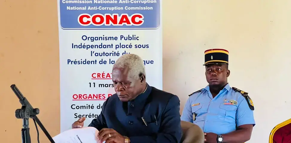 Image de Politique. Le Dr Dieudonne Massi Gams, président de la CONAC, a exhorté les habitants de la région de l'Est à dénoncer la corruption. Il a fait cette annonce lors de la création d'une "Clinique anti-corruption" à Bertoua, visant à rendre les services de la CONAC plus accessibles au public. Cet instrument a déjà traité une trentaine de cas dans la région. De plus, il a sollicité le soutien des médias pour combattre ce fléau. Mais, comment la "Clinique anti-corruption" prévoit-elle d'assurer la confidentialité des dénonciateurs ?