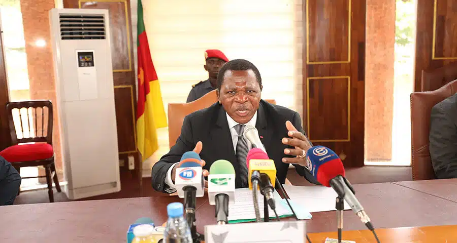 Image de Société. Dans le cadre de la lutte contre l'insécurité à Yaoundé, le ministre de l’Administration territoriale, Paul Atanga Nji, a averti les importateurs de motos qu'ils doivent identifier et immatriculer les motos avant la vente. Ce processus d'identification est essentiel pour freiner les activités criminelles commises par des motards non identifiés. Atanga Nji a souligné que le non-respect de cette instruction entraînera la fermeture des boutiques et des sanctions sévères. La rencontre a également permis de fournir des explications détaillées sur le processus d'identification à mettre en place. Comment cette nouvelle mesure affectera-t-elle le commerce de motos à Yaoundé et Douala ?