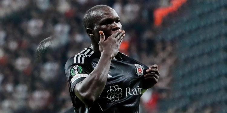 Image de Football. Lors de la deuxième journée de l'Europa League Conférence, l'international camerounais Vincent Aboubakar a été honoré pour avoir inscrit le "but de la semaine" dans la compétition. Aboubakar, en grande forme cette saison, continue de se démarquer au sein de son équipe. A noter cependant que son équipe Besiktas a essuyé une défaite 2-3 contre Lugano. Que pensez-vous de la performance de Vincent Aboubakar dans cette compétition ?