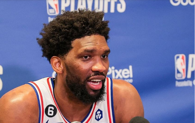 Image de Sport. Joël Embiid a choisi de jouer pour l'équipe nationale de basketball des États-Unis aux Jeux de Paris 2024. Il mett ainsi fin aux espoirs des Camerounais de le voir représenter le Cameroun. Cette décision a suscité des réactions mitigées, certains étant déçus, alors que d'autres comprennent le choix du joueur. Bien que cela puisse être décevant pour les fans camerounais, il est important de respecter la décision d'un joueur quant à la nation qu'il souhaite représenter. Que pensez-vous de ce choix ?