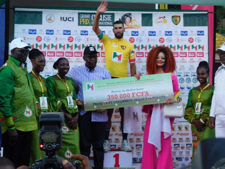 Image de Sport. L'Algérien Yacine Hamza est le vainqueur de la 23e édition du Grand Prix cycliste international Chantal Biya. Il a remporté la dernière étape de 118,5 km entre Zoetele et Yaoundé. Trois coureurs ont enregistré le même temps au classement général individuel, mais Yacine Hamza a obtenu la tunique dorée grâce à sa performance lors de cette étape. Cette victoire est la deuxième pour Hamza dans cette édition, après avoir remporté une étape précédente. En parallèle de cette compétition, une course féminine s'est tenue pour la première fois lors de cette édition, remportée par Kengne Feudjio, la championne du Cameroun. Comment avez-vous trouvé cette édition du Grand Prix cycliste international Chantal Biya ?