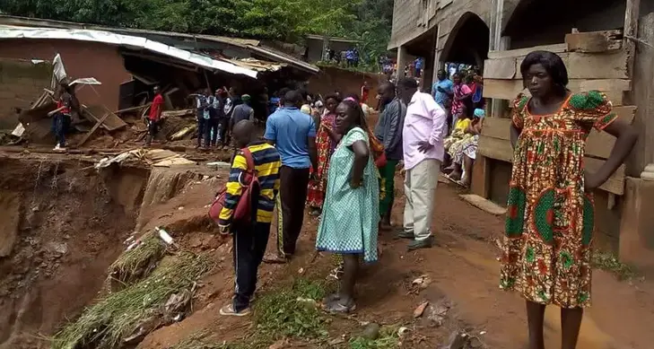 Image de Société. Le ministre de la Santé publique, Manaouda Malachie, a annoncé la mise en place d'un système de gestion des incidents et d'une cellule d'écoute suite à l'éboulement survenu à Mbankolo, Yaoundé. En plus de la prise en charge des blessés, le gouvernement prévoit un accompagnement psychologique des familles des victimes. Depuis l'éboulement causé par de fortes pluies, 23 corps sans vie ont été retrouvés. Que pensez-vous de cet accompagnement psychologique pour les familles touchées par cette tragédie ?