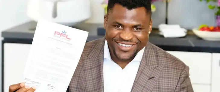 Image de Sport. Francis Ngannou est arrivé en Arabie Saoudite en vue de son combat très attendu contre Tyson Fury, prévu pour le 28 octobre 2023. Pour rappel, c'est son premier combat en boxe anglaise, et il s'entraîne avec Mike Tyson pour cette occasion. Alors que le Camerounais s'adapte à la discipline, l'excitation monte pour ce combat historique. Pensez-vous que Francis Ngannou puisse réussir sa transition vers la boxe anglaise et remporter ce combat contre Tyson Fury ?