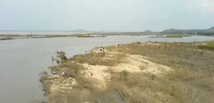 Image de Faits Divers. Le corps sans vie d'une femme de 35 ans a été retrouvé dans la rivière Bénoué à Garoua. La découverte a eu lieu après que les sapeurs pompiers ont été alertés de la noyade de la jeune femme. Les enquêtes en cours devront éclaircir les circonstances de ce tragique incident. Quelles mesures pensez-vous que les autorités devraient prendre pour prévenir de futurs incidents de noyade dans la région ?