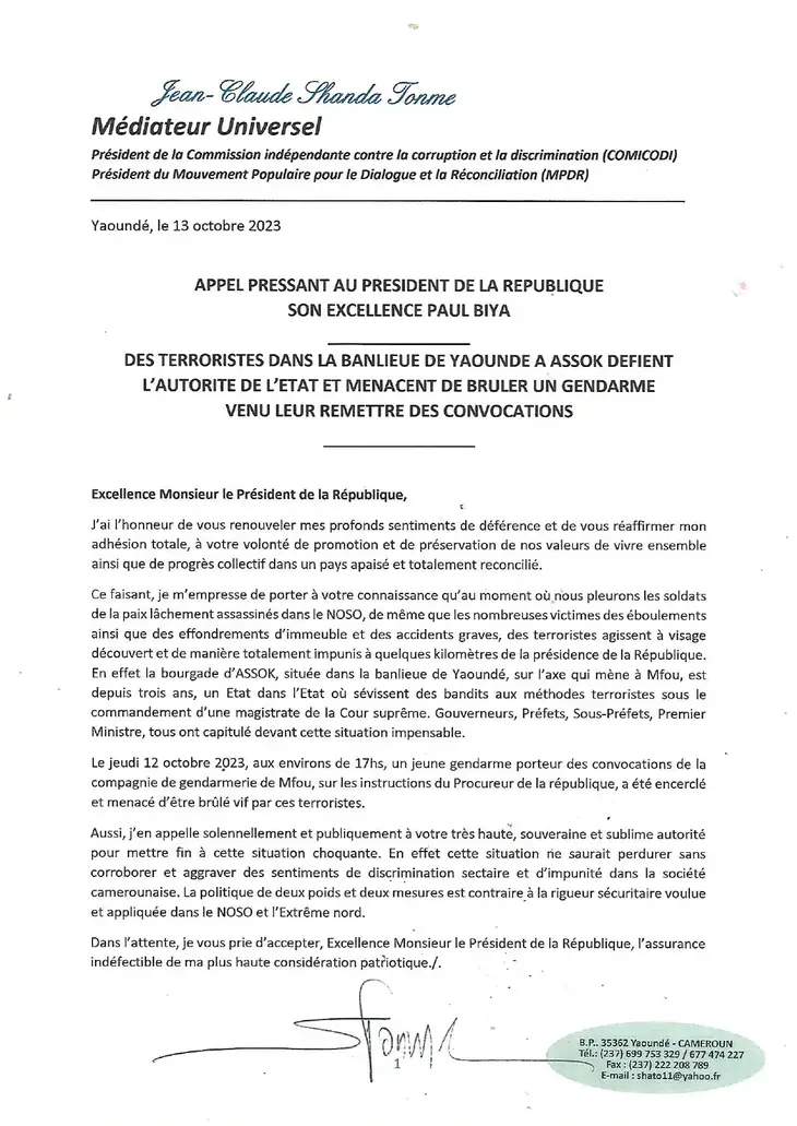 Image de Société. À Assok, dans la région du Centre du Cameroun, des individus autochtones ont lancé une chasse à l'homme contre les ressortissants Bamiléké qui ont légalement acheté des parcelles de terrain. Des actes de violence ont été signalés, y compris l'arrachage du battant de la porte d'un Bamiléké, avec un ultimatum de 24 heures pour quitter le village. Cette situation préoccupante a poussé le Pr Shanda Tonme, Médiateur Universel, à alerter le président de la République sur ces actes de terreur et de défi envers l'autorité de l'État. Face à cette escalade de violence et de haine ethnique, comment les autorités peuvent-elles agir pour protéger les droits et la sécurité de tous les citoyens, quelles que soient leur origine ethnique ? Lire l'intégralité de sa lettre au président de la République