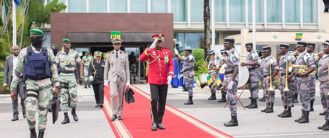 Image de Politique. Le président de transition du Gabon, Brice Ologui Nguema, a entamé une série de voyages diplomatiques, avec une visite prévue au Rwanda pour rencontrer le président Paul Kagame. Depuis son arrivée au pouvoir après un coup d'État, il a visité plusieurs pays de la région pour renforcer les relations et plaider en faveur de la levée des sanctions imposées par la CEEAC au Gabon. Il prévoit également de se rendre à Yaoundé pour rencontrer le président Paul Biya. Comment voyez-vous l'impact de ces voyages sur la situation politique au Gabon et dans la région ?