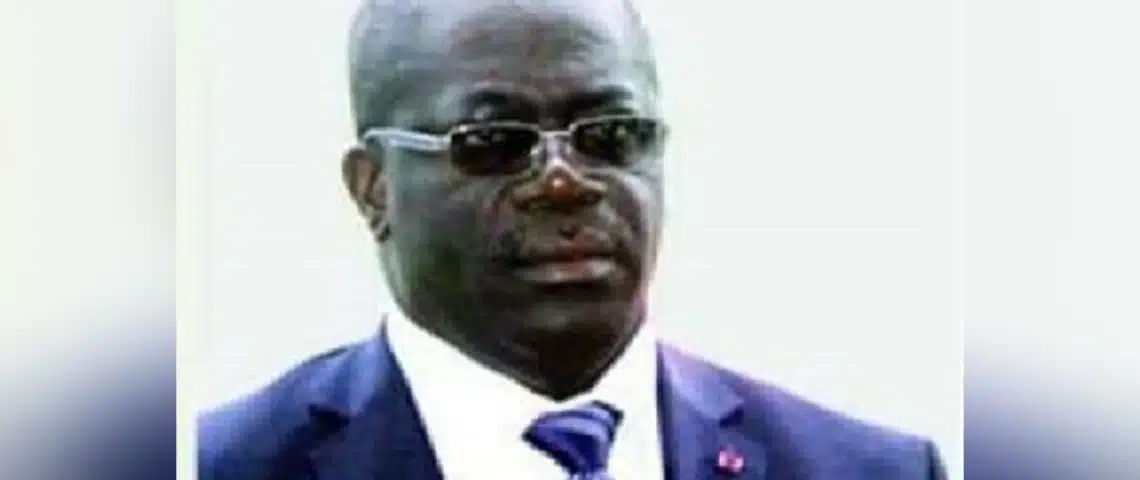 Image de Politique. L'affaire de Léopold Maxime Eko Eko, arrêté le 7 février 2023 dans le cadre de l'assassinat du journaliste Martinez Zogo, soulève des préoccupations majeures au sein de la Direction générale à la recherche extérieure (DGRE) au Cameroun. Malgré son arrestation et la détention prolongée, le poste de Directeur général de la DGRE reste vacant, et la situation suscite des inquiétudes au sein de l'administration. Le président de la République, Paul Biya, semble prendre son temps pour décider de la marche à suivre, ce qui a des répercussions sur le fonctionnement de l'agence et exaspère ses fonctionnaires. Les huit mois écoulés depuis l'arrestation de Maxime Eko Eko ont été marqués par une incertitude constante au sein de la DGRE. Les employés attendent avec impatience la nomination d'un nouveau Directeur général ou la confirmation de Monkouop Mouminou à ce poste. Monkouop Mouminou, actuellement Directeur général adjoint de la DGRE, assure l'intérim et est censé gérer les affaires courantes de l'agence. En d'autres termes, il est chargé de prendre les mesures nécessaires pour garantir la continuité du service, conformément à un enseignant de droit public qui a préféré rester anonyme. Cependant, il est important de noter qu'Eko Eko n'a pas été relevé de ses fonctions malgré sa détention prolongée. En septembre dernier, le juge d'instruction Florent Sikati a prolongé sa détention préventive de six mois à la prison principale de Kondengui à Yaoundé. Parmi les charges retenues contre Maxime Eko Eko, figure une inculpation pour "complicité de torture". Cette situation complexe soulève de nombreuses questions et préoccupations sur la gestion de cette affaire et sur le fonctionnement de la DGRE. Pour mieux comprendre l'importance de cette situation, il est nécessaire de revenir sur les circonstances entourant l'arrestation de Maxime Eko Eko et les événements qui ont suivi. Le 7 février 2023, Maxime Eko Eko a été appréhendé dans le cadre de l'enquête sur l'assassinat du journaliste Martinez Zogo. Cet assassinat avait suscité l'indignation et l'inquiétude dans tout le pays, mettant en évidence les problèmes de sécurité et de liberté de la presse au Cameroun. La DGRE, en tant qu'agence de renseignement extérieur, joue un rôle crucial dans la protection de la sécurité nationale et dans la surveillance des menaces potentielles. Le Directeur général de la DGRE est donc une position clé dans le gouvernement camerounais. L'absence de nomination ou de confirmation d'un nouveau Directeur général crée un vide de leadership qui peut potentiellement avoir des conséquences sur la capacité de l'agence à mener à bien ses missions. La décision du président Paul Biya de ne pas nommer de remplaçant à ce poste a soulevé des questions sur ses motivations et ses priorités. Certains observateurs estiment que le chef de l'État hésite à prendre une décision en raison de la nature délicate de l'affaire Maxime Eko Eko. D'autres soutiennent que cette situation illustre un manque de leadership et de gestion efficace au sein du gouvernement camerounais. Au sein de la DGRE, les fonctionnaires sont de plus en plus frustrés par cette incertitude prolongée. Leur travail quotidien dépend en grande partie de la direction de l'agence, et l'absence d'un chef confirmé ou nommé a un impact sur la coordination des activités de renseignement et de sécurité. Cette situation peut également affecter la capacité de l'agence à réagir rapidement aux menaces émergentes et aux défis sécuritaires. L'intérim assuré par Monkouop Mouminou, le Directeur général adjoint de la DGRE, est une mesure temporaire visant à maintenir la continuité des opérations. Cependant, le manque de clarté quant à la nomination d'un nouveau Directeur général laisse planer un doute sur la stabilité et la direction future de l'agence. Les employés sont confrontés à l'incertitude quant à la personne qui dirigera l'agence à l'avenir, ce qui peut perturber leur moral et leur efficacité au travail. Le fait que Maxime Eko Eko soit toujours en détention préventive, malgré la prolongation de sa détention, soulève des questions sur le système judiciaire camerounais et sur le respect des droits de l'homme. Les charges d'inculpation pour "complicité de torture" sont graves et nécessitent une enquête approfondie et équitable. La détention prolongée sans condamnation ou acquittement soulève des inquiétudes concernant le respect du droit à un procès équitable et à une justice impartiale. Les citoyens camerounais et les observateurs internationaux suivent de près cette affaire. Elle suscite des débats sur la transparence, l'indépendance du système judiciaire et la responsabilité des autorités gouvernementales. Les appels en faveur de l'application stricte de l'État de droit et de la protection des droits de l'homme se multiplient. Alors que cette situation complexe se déroule, de nombreuses questions demeurent sans réponse. Pourquoi le président Paul Biya tarde-t-il à nommer un nouveau Directeur général de la DGRE ou à confirmer Monkouop Mouminou à ce poste ? Quelles sont les implications de cette incertitude pour la sécurité nationale et le travail de la DGRE ? Comment le système judiciaire camerounais gère-t-il l'affaire Maxime Eko Eko et garantit-il les droits de l'accusé ? Et enfin, quelles sont les implications plus larges de cette affaire pour la gouvernance, les droits de l'homme et l'État de droit au Cameroun ? Ces questions exigent des réponses claires et une action transparente de la part des autorités camerounaises. L'issue de cette affaire aura un impact significatif sur la perception de la justice et de la démocratie dans le pays. Les citoyens et la communauté internationale attendent des mesures concrètes pour garantir la justice, la transparence et le respect des droits de l'homme. Alors, que faut-il faire pour résoudre cette situation