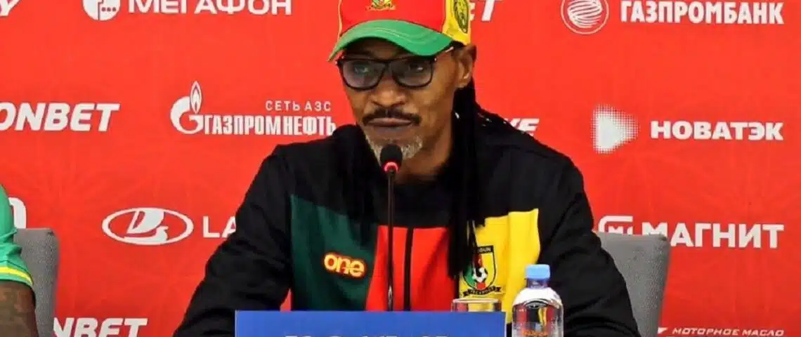 Image de Football. Rigobert Song, l'emblématique ancien défenseur de l'équipe nationale du Cameroun et actuel sélectionneur des Lions Indomptables, se trouve actuellement au cœur d'une tempête de critiques et de controverses. Après la défaite de l'équipe camerounaise face aux Lions de la Teranga lors d'un match amical en France, les appels à la démission de Song se sont multipliés. Cependant, le sélectionneur, déjà fragilisé par les résultats mitigés de l'équipe ces derniers temps, a clairement indiqué qu'il n'a pas l'intention de quitter son poste et qu'il entend conduire les Lions Indomptables à la Coupe d'Afrique des Nations (CAN) en Côte d'Ivoire. La défaite (0-1) face à l'équipe sénégalaise a été le catalyseur de la colère et de l'insatisfaction des supporters camerounais. Ils ont exprimé leur mécontentement en demandant la démission de Rigobert Song. Ces appels à la démission surviennent après une série de résultats inconstants sous la direction de Song, qui a suscité des doutes quant à sa capacité à mener l'équipe vers de meilleures performances. Lors de la conférence de presse qui a suivi le match, Rigobert Song a tenté de défendre son bilan en expliquant que l'équipe ne disposait pas de l'ensemble de son effectif. Il a également exprimé sa confiance en sa capacité à trouver les "ingrédients" nécessaires pour que l'équipe soit prête pour la prochaine CAN. Il a déclaré : "Il n’y a pas une théorie du danger qui s’applique à son cas personnel. On disputait un match amical et vous avez vu qu’on a tourné l’effectif pour voir presque tout le monde. Ce n’était pas mauvais même si le résultat est négatif. En première mi-temps, c’était plus difficile car mes joueurs avaient du mal à se situer, mais en seconde période, on a fait entrer les jeunes et on a eu du mieux. Je pense que d’ici la CAN, on va trouver les ingrédients pour aller dans cette compétition avec plus de certitudes. Ce match va nous permettre de rectifier nos failles dès à présent en espérant que tout le monde revient." Cependant, les chiffres ne sont pas en faveur de Rigobert Song. Sur les 16 matchs disputés sous sa direction, l'équipe n'a remporté que 4 victoires, concédé 5 matchs nuls et subi 7 défaites. Ces résultats irréguliers ont renforcé les inquiétudes des supporters quant aux capacités de Song à amener l'équipe vers de meilleurs résultats, en particulier à l'approche de la prochaine Coupe d'Afrique des Nations en Côte d'Ivoire. Malgré les critiques persistantes et les appels répétés à sa démission, Rigobert Song est déterminé à rester à son poste. Il semble improbable qu'il soit limogé avant le début de la CAN 2023. Cette décision soulève des questions sur le pouvoir de décision de la Fédération camerounaise de football et sur la confiance qu'elle accorde à Song pour diriger l'équipe nationale. La question qui se pose est donc la suivante : Rigobert Song pourra-t-il répondre aux attentes des supporters et conduire les Lions Indomptables vers le succès à la CAN malgré les critiques et les résultats inconstants ?