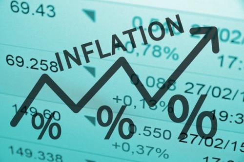 Image de Célébrités. Le Fonds monétaire international (FMI) a récemment ajusté ses prévisions concernant l'inflation au Cameroun, prévoyant une augmentation à 7,2% d'ici fin 2023. Cette nouvelle projection représente une hausse significative par rapport aux prévisions précédentes faites en février de la même année. Cette information clé a été dévoilée dans le cadre du rapport sur les "Perspectives économiques régionales en Afrique subsaharienne" publié récemment par le FMI. L'impact de cette révision sur l'économie camerounaise et la vie des citoyens ne peut être sous-estimé, ce qui soulève des questions sur les raisons de cette augmentation et les mesures nécessaires pour atténuer ses conséquences. Le Cameroun, en tant que première puissance économique de la Communauté économique et monétaire de l'Afrique centrale (CEMAC), devrait connaître le taux d'inflation le plus élevé de la région. Il est suivi par le Tchad avec une inflation prévue à 7%, la République centrafricaine à 6,5%, le Gabon à 3,8% et le Congo à 3,5%. Parmi ces pays, la Guinée équatoriale devrait afficher un taux d'inflation relativement bas de 2,4%, bien en deçà de la norme de 3% admise dans la zone CEMAC. Le FMI n'a pas fourni de détails sur les facteurs qui motivent ses projections d'inflation, mais les données récentes de l'Institut national de la statistique (INS) du Cameroun semblent confirmer ces prévisions. Selon les statistiques camerounaises, le taux d'inflation s'est maintenu à un niveau élevé, atteignant 7,8% depuis mai 2023, à l'exception d'une légère baisse à 7,7% en juin. Cette inflation est principalement attribuée à l'augmentation des prix des produits alimentaires de 13,3%, des coûts de transport de 10,4%, ainsi que d'autres facteurs contributifs de 8,6%. Il est évident que ces pressions inflationnistes ont un impact direct sur le coût de la vie des citoyens et suscitent des inquiétudes quant à la stabilité économique du pays. Le gouvernement camerounais, initialement confiant dans ses prévisions d'inflation de 3%, a révisé ces chiffres à 5,9% en réponse à l'augmentation des prix à la pompe en février 2023. En début d'année, l'INS avait déjà averti que l'inflation dépasserait probablement les 6% d'ici fin 2023. Les prévisions du FMI pour 2024 indiquent un taux d'inflation de 4,8% au Cameroun, mais il existe des inquiétudes quant à une nouvelle hausse des prix à la pompe en raison de la réduction annoncée des subventions aux produits pétroliers. Les subventions devraient passer de 453,3 milliards de Fcfa en 2023 (selon les projections du Document de programmation budgétaire) à 200 milliards de Fcfa en 2024, soit une chute significative de 253,3 milliards de Fcfa (-55,8%). Ces prévisions du FMI soulignent l'importance pour le gouvernement camerounais de prendre des mesures appropriées pour contrôler l'inflation et atténuer son impact sur les consommateurs. Pour ce faire, il est essentiel de surveiller de près les facteurs économiques qui influencent l'inflation, tels que les prix des produits alimentaires et les coûts de transport. Les autorités devront également évaluer les conséquences de la réduction des subventions aux produits pétroliers et mettre en place des politiques efficaces pour atténuer les pressions inflationnistes. Dans ce contexte, une question importante se pose : quelles stratégies le gouvernement camerounais adoptera-t-il pour contrôler l'inflation et garantir la stabilité économique tout en protégeant le pouvoir d'achat des citoyens ?