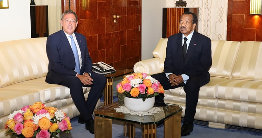 Image de Politique. Le 19 octobre, le président Paul Biya du Cameroun a reçu en audience l'ambassadeur de France, Thierry Marchand, au Palais d'Etoudi. Cette rencontre a suscité de l'attention et de la curiosité, bien que le président Biya n'ait pas divulgué publiquement les détails de la discussion qui a eu lieu entre les deux hommes. Cependant, selon les informations de Cameroon Tribune, la réunion entre le président Biya et le successeur de Christophe Guilhou a duré quatre-vingt-dix minutes. La principale question abordée lors de cette audience a été la coopération bilatérale entre la France et le Cameroun. Cette discussion intervient un peu plus d'un an après la visite du président français Emmanuel Macron au Cameroun en juillet 2022. Lors de cette visite, les deux pays avaient discuté de divers sujets, y compris des accords économiques et commerciaux, ainsi que des questions de sécurité régionale. Cette rencontre récente entre le président Biya et l'ambassadeur Marchand a permis de faire le point sur les progrès réalisés dans ces domaines depuis la visite du président Macron. Un autre sujet de préoccupation majeure évoqué lors de l'audience a été la 44e Conférence ministérielle de la Francophonie, prévue pour se tenir à Yaoundé du 3 au 5 novembre 2023. Cette conférence revêt une grande importance en tant que forum pour les discussions sur les enjeux mondiaux auxquels sont confrontés les pays francophones. Le président Biya et l'ambassadeur Marchand ont sans doute évoqué la préparation de cet événement majeur, y compris les questions logistiques et les sujets de discussion prévus. De plus, il a été révélé que le ministre français de l'Europe et des Affaires étrangères participera à cette conférence, ce qui souligne l'importance de la relation entre la France et les pays francophones, y compris le Cameroun. En outre, la situation au Proche-Orient a été un sujet de préoccupation lors de la réunion. L'ambassadeur Marchand a exprimé sa reconnaissance pour la clairvoyance du président Biya concernant les développements dans cette région du monde. Bien que les détails de cette discussion n'aient pas été divulgués, il est probable que le président Biya et l'ambassadeur Marchand ont discuté des événements récents au Proche-Orient et des perspectives pour la résolution des conflits et la stabilité régionale. Il convient de noter que cette audience a marqué la toute première réunion officielle entre le président Biya et le général Thierry Marchand depuis que ce dernier est en poste à Yaoundé depuis plus d'un an. Le fait que cette rencontre ait eu lieu est significatif, car elle montre l'importance de la relation entre la France et le Cameroun, ainsi que l'engagement continu des deux pays à collaborer sur des questions d'intérêt mutuel. En fin de compte, cette réunion entre le président Biya et l'ambassadeur Marchand met en lumière l'importance de la coopération entre la France et le Cameroun dans divers domaines, y compris la politique, l'économie, la sécurité et les affaires internationales. La question qui se pose maintenant est de savoir comment cette coopération évoluera dans les mois à venir, et quels seront les développements clés dans la relation entre les deux pays.