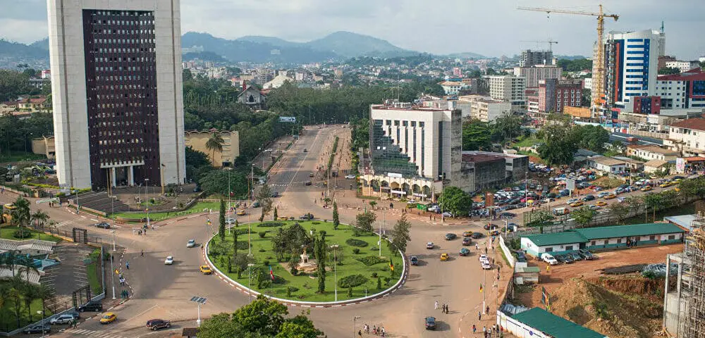 Image de Faits Divers. Le jeudi 19 octobre 2023, une scène tragique et inattendue s'est déroulée au marché de Mfoundi à Yaoundé, la capitale politique du Cameroun. Georges Bekono, un ancien boxeur camerounais, s'est effondré sur le trottoir et a perdu la vie, laissant la communauté locale sous le choc. Cette triste nouvelle a secoué la région et suscité de nombreuses interrogations sur les circonstances de sa mort et sur sa vie après la boxe. La scène macabre s'est déroulée précisément au niveau de Mfoundi Mall, un endroit qui était familier à Georges Bekono. Il avait trouvé une nouvelle vocation en tant que vendeur de fruits sur ce marché, gagnant sa vie de manière honnête et humble. Cependant, la journée du 19 octobre a été marquée par un événement tragique qui a laissé la communauté locale abasourdie. Le matin même, Bekono Georges avait commencé sa journée de travail comme d'habitude. Il vendait des fruits sur le marché de Mfoundi, interagissant avec les clients et gagnant sa vie de manière modeste. Cependant, au fil de la matinée, il a commencé à ressentir un malaise, des signes préoccupants qui laissaient présager des problèmes de santé sous-jacents. Vers 13 heures, sa situation s'est soudainement détériorée, laissant ses proches et les témoins perplexes face à la gravité de la situation. Son ami, conscient de l'urgence de la situation, a tenté de le conduire rapidement vers un centre hospitalier pour obtenir de l'aide médicale. Cependant, la tragédie a frappé de manière inattendue et impitoyable. Alors qu'ils essayaient de transporter Bekono Georges pour recevoir des soins médicaux, l'ancien boxeur de l'équipe nationale du Cameroun s'est effondré sur le trottoir du marché de Mfoundi. Malheureusement, il n'a pas survécu à cet épisode tragique. La mort de Georges Bekono a laissé un vide profond dans la communauté, en particulier parmi ceux qui connaissaient son histoire et son héritage en tant que champion de boxe au Cameroun. Il avait représenté fièrement son pays sur le ring, se taillant une réputation en tant qu'athlète talentueux et déterminé. Cependant, sa carrière sportive avait été marquée par des défis et des difficultés, ce qui l'avait finalement conduit à prendre sa retraite en 2002. Les raisons de sa retraite étaient profondément liées à la précarité qui prévalait dans le domaine de la boxe au Cameroun à l'époque. Comme de nombreux athlètes dans des disciplines moins médiatisées, Bekono Georges avait dû faire face à des défis financiers et à un manque de soutien pour sa carrière sportive. Malgré son talent indéniable, il avait dû se tourner vers d'autres moyens de subsistance pour subvenir aux besoins de sa famille. C'est ainsi qu'il s'était reconverti en vendeur de fruits, une transition qui témoignait de sa résilience et de sa volonté de gagner sa vie de manière honnête, même si cela signifiait changer radicalement de carrière. Le marché de Mfoundi était devenu son lieu de travail, où il s'était établi en tant que vendeur de fruits, gagnant le respect et l'affection de la communauté locale. La triste nouvelle de sa mort a laissé la communauté locale en deuil, rappelant à tous la fragilité de la vie et l'importance de la santé. Cela a également soulevé des questions sur les systèmes de soins de santé au Cameroun, en particulier en ce qui concerne l'accès aux soins médicaux en cas d'urgence. La rapidité avec laquelle sa situation s'est détériorée et le fait qu'il n'ait pas pu recevoir l'aide médicale nécessaire en temps opportun soulèvent des préoccupations sur les services de santé d'urgence dans le pays. La mort de Bekono Georges est une perte pour la communauté sportive camerounaise et un rappel poignant de l'importance de soutenir les athlètes, même après leur retraite. Sa carrière de boxeur a été marquée par des réalisations et des sacrifices, et son histoire devrait servir de rappel sur la nécessité d'améliorer les conditions pour les athlètes dans le pays. La question qui se pose maintenant est de savoir comment le Cameroun peut mieux soutenir ses athlètes, en veillant à ce qu'ils aient accès à des opportunités de formation, à des soins de santé adéquats et à un soutien financier. La mort de Bekono Georges doit être un catalyseur pour des discussions et des actions visant à améliorer les conditions des athlètes et à honorer leur contribution au sport national.