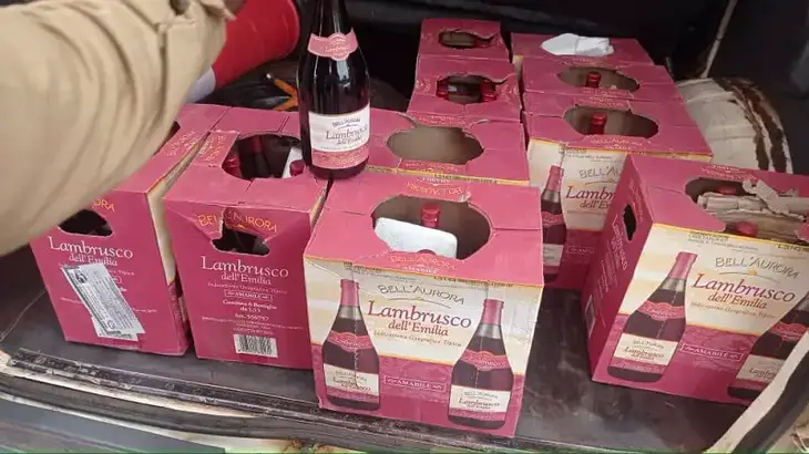 Image de Faits Divers. La nuit dernière, 10 cartons de vins de marque Lambrusco ont été interceptés au poste de contrôle mixte de Babadjou. Cette saisie a été réalisée par les agents de la brigade mobile des douanes de Mbouda, située dans la région de l'Ouest du Cameroun. Les cartons contenaient des vins non estampillés qui étaient entrés illégalement sur le territoire national. La douane n'a pas fourni d'informations précises concernant la provenance de ces vins ni leur destination finale. Cependant, ces derniers jours ont été marqués par une série de saisies de boissons alcoolisées, notamment des cartons de bières en cannettes, des vins et des whiskies à Babadjou, effectuées par les agents des douanes. La plupart de ces boissons et liqueurs de contrebande provenaient du pays voisin, le Nigeria, et étaient destinées soit à la capitale Yaoundé, soit à Bamenda, une ville de la région du Nord-Ouest. De plus, deux importantes cargaisons de vins et de whiskies ont été saisies au cours de la semaine à Ekok, située dans la région du Sud-Ouest. Cette série de saisies de boissons de contrebande à Babadjou soulève des préoccupations croissantes. Elle met en évidence un problème persistant de commerce illégal de boissons alcoolisées à travers les frontières du Cameroun. Cette situation a des implications majeures pour la sécurité nationale, la santé publique et l'économie du pays. L'importation et la vente de boissons alcoolisées de contrebande représentent un défi sérieux pour les autorités douanières et fiscales. Elles privent le gouvernement de recettes fiscales importantes et favorisent la concurrence déloyale vis-à-vis des producteurs et distributeurs de boissons légales. De plus, elles contribuent à l'augmentation de la consommation d'alcool non réglementé, ce qui peut entraîner des risques pour la santé publique, notamment l'exposition à des produits de qualité douteuse et potentiellement dangereux. La provenance des boissons de contrebande est souvent peu contrôlée, ce qui peut rendre difficile la détermination de la qualité et de la sécurité de ces produits. De plus, le commerce de boissons de contrebande peut être associé à d'autres activités illicites, telles que la fraude fiscale et le blanchiment d'argent. Il est essentiel que les autorités douanières et fiscales renforcent leur vigilance et leurs efforts pour lutter contre le commerce de boissons alcoolisées de contrebande. Cela pourrait impliquer des mesures renforcées de contrôle aux frontières, des campagnes de sensibilisation du public sur les risques de la contrebande, ainsi que des poursuites judiciaires efficaces contre les contrebandiers. De plus, une coopération régionale et internationale pourrait s'avérer essentielle pour lutter contre ce problème, étant donné que de nombreuses boissons de contrebande proviennent de pays voisins. Comment les autorités du Cameroun envisagent-elles de résoudre ce problème de manière efficace ? Quelles stratégies sont mises en place pour prévenir la contrebande de boissons alcoolisées à travers les frontières du pays ? Comment les consommateurs peuvent-ils être sensibilisés aux dangers de la consommation de boissons de contrebande ? Ces questions nécessitent une réflexion approfondie et une action concertée pour aborder ce problème complexe.