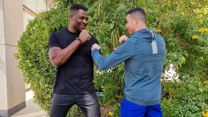 Image de Célébrités. Lors des derniers jours, Cristiano Ronaldo a montré sa solidarité envers Francis Ngannou, le célèbre combattant camerounais de MMA (Mixed Martial Arts). Le soutien de Ronaldo a pris différentes formes, témoignant de la profonde admiration que le célèbre footballeur portugais éprouve pour l'athlète africain. Tout a commencé lorsque Cristiano Ronaldo a fait une prédiction audacieuse concernant le prochain combat de Francis Ngannou. Ce combat est prévu pour le 28 octobre 2023 en Arabie Saoudite, et Cristiano Ronaldo a affirmé sa confiance en Ngannou en prédisant sa victoire. Cette prédiction a fait sensation parmi les fans de MMA et les amateurs de sports du monde entier, et elle a montré le respect de Ronaldo pour le talent et la détermination de Ngannou dans l'octogone. Cependant, Cristiano Ronaldo ne s'est pas contenté de faire des prédictions optimistes. Il a également décidé de marquer son soutien envers Francis Ngannou en lui offrant un cadeau significatif. Il s'agit d'une magnifique montre suisse d'une valeur de plus de 72 millions de FCFA, ce qui équivaut à environ 117 000 dollars américains. Cette montre particulière porte le nom de "CR7 Heart of Ice" et est conçue en édition limitée, en hommage au légendaire buteur du Real Madrid, Cristiano Ronaldo. La décision de Cristiano Ronaldo d'offrir cette montre à Francis Ngannou n'est pas seulement un geste de générosité, mais aussi une façon de rendre hommage à la carrière et aux accomplissements du combattant camerounais. En effet, Ngannou est devenu l'une des figures les plus emblématiques du monde du MMA, remportant des titres prestigieux et attirant l'attention internationale grâce à son style de combat impressionnant et à son histoire inspirante. L'offre de Cristiano Ronaldo est un témoignage de l'admiration mutuelle entre les deux athlètes, qui ont tous deux atteint des sommets dans leurs disciplines respectives. Ronaldo, qui est lui-même un modèle pour de nombreux sportifs, reconnaît l'importance de soutenir ses pairs et de célébrer leurs succès. Le geste de Cristiano Ronaldo soulève également des questions sur le rôle des célébrités et des sportifs de renom en dehors de leur domaine de compétence. Les athlètes de haut niveau ont souvent une plateforme importante pour influencer et inspirer les autres, que ce soit par le biais de gestes philanthropiques, de partenariats avec des organisations caritatives, ou simplement en montrant leur soutien à des collègues athlètes. Ce soutien mutuel entre les sportifs est-il essentiel pour renforcer la solidarité dans le monde du sport ? Comment de tels gestes influencent-ils la perception publique des sportifs et leur impact sur la société ? Le cadeau de Cristiano Ronaldo à Francis Ngannou renvoie également à la valeur et à la signification des objets de luxe, tels que les montres suisses haut de gamme. Ces objets sont souvent considérés comme des symboles de prestige et de réussite, et ils peuvent jouer un rôle important dans la reconnaissance et la célébration des réalisations individuelles. Comment ces cadeaux somptueux sont-ils perçus dans le contexte de la notoriété et de la richesse des célébrités ? Constituent-ils des témoignages sincères de respect et d'appréciation, ou sont-ils parfois perçus comme des actes de flaunt et d'ostentation ? Enfin, la prédiction de Cristiano Ronaldo quant au résultat du combat de Francis Ngannou soulève des interrogations sur la nature imprévisible du sport de combat, en particulier du MMA. Le monde du MMA est réputé pour ses surprises et ses revirements de situation spectaculaires, où tout peut arriver dans l'octogone. Le soutien de Ronaldo peut-il influencer positivement la performance de Ngannou, ou est-ce une simple expression de confiance entre sportifs d'élite ? La question demeure : quelle place la prédiction et le soutien d'une célébrité ont-ils dans le monde des sports de combat ?