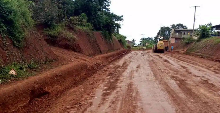 Image de Société. La construction de la route Ndjolé-Mankim, d'une longueur de 36,7 kilomètres, située sur la Nationale N° 15, dans la région du Centre du Cameroun, a récemment connu un changement de maître d'œuvre. Après la rupture du contrat avec l'entreprise chinoise China Railway 20 Bureau Group Corporation (CR20), le ministère des Travaux publics (Mintp) a choisi Sinohydro pour reprendre et achever les travaux sur cette importante route. La décision de confier le projet à Sinohydro est le résultat d'un processus de résiliation du contrat entamé en mai dernier, sur instruction du ministre des Travaux publics, Emmanuel Nganou Djoumessi. À l'époque, le ministre avait demandé à Sinohydro de mobiliser une équipe avec du matériel et du personnel indépendants afin de poursuivre les travaux du lot 2B, qui comprend la section Ndjolé-Mankim. La révocation du contrat avec CR20 fait suite à une série de défaillances majeures constatées dans l'exécution du projet, notamment une mobilisation insuffisante de ressources, un défaut de personnel pour mener à bien les travaux, des retards dans la réalisation des fondations, des rendements faibles sur les chantiers, et l'arrêt des activités dans la carrière due à une panne du moteur principal, entre autres. Il est important de noter que CR20 est la deuxième entreprise à être jugée incompétente pour réaliser les travaux sur cette route. En octobre 2020, la société portugaise Elevolution avait également été écartée en raison de sa performance insatisfaisante sur le projet. Les sections Ntui-Ndjolé (60 km) et Ndjolé-Mankim (36,7 km) avaient été attribuées à CR20 pour un montant de 35,43 milliards de francs CFA dans le cadre du lot 2A. Cependant, après près d'un an de travail, ces sections n'avaient été exécutées qu'à moins de 2 %. L'entreprise Sinohydro reprend donc un chantier qui a été réalisé à hauteur de seulement 21,83 % à la fin d'avril 2023, malgré des mises en demeure répétées qui n'ont pas abouti à une amélioration significative. Cette situation peut être considérée comme une volte-face des bailleurs de fonds du projet, notamment la Banque africaine de développement (BAD), la Banque de développement des États de l'Afrique centrale (BDEAC), et l'État du Cameroun. En effet, la route Ntui-Mankim (96,7 km) avait été initialement attribuée à CR20 en octobre 2021, malgré la concurrence de Sinohydro. Cette décision avait suscité des controverses et des objections, jusqu'à ce que la BAD intervienne pour trancher le débat. Le gouvernement camerounais n'a pas divulgué les garanties ou arguments qui ont convaincu de confier la section Ndjolé-Mankim à Sinohydro. Toutefois, il est précisé que Sinohydro a soumis les autorisations nécessaires pour remporter le marché des travaux. En décembre 2022, Sinohydro avait déjà décroché un autre contrat pour la construction de la route Mankim-Meteing (62 km) d'une valeur de 32,773 milliards de francs CFA, et le projet avait atteint un taux d'exécution de 13,36 % en août 2023. Le marché initial attribué à China Railway était de 23,995 milliards de francs CFA, avec une avance de démarrage de 4,7 milliards de francs CFA pour la section Ndjolé-Mankim, et 7 milliards de francs CFA pour la section Ntui-Ndjolé, soit un total de 11,7 milliards de francs CFA. Le marché attribué à Sinohydro aurait pris en compte les travaux déjà réalisés par CR20 et les travaux restants. La route Nationale N° 15 relie la région du Centre à l'Adamaoua au Cameroun. L'aménagement du tronçon Ntui-Ndjolé-Mankim devrait à terme réduire la durée de voyage entre ces deux régions. Face à ces développements, une question clé se pose : comment Sinohydro gérera-t-elle la reprise des travaux de construction de la route Ndjolé-Mankim, et quelles mesures prendra-t-elle pour assurer le succès du projet ?