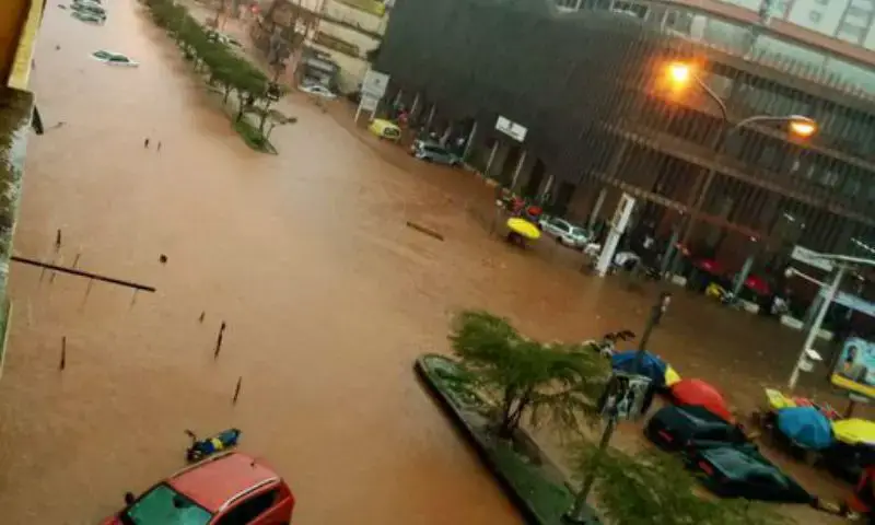 Image de Société. La commune de Yaoundé 7, capitale du Cameroun, est confrontée à une situation climatique préoccupante, avec des prévisions de fortes pluies dans les prochains jours. Cette menace imminente a poussé le maire de la région, Augustin Tamba, à émettre un avertissement et à appeler les résidents, en particulier ceux vivant dans des zones à risques, à prendre des mesures préventives pour minimiser les conséquences potentiellement dévastatrices des inondations. La municipalité a publié un communiqué officiel le 23 octobre 2023, dans lequel le maire Tamba a exprimé ses inquiétudes face aux prévisions météorologiques. Le message est clair : il est impératif que les résidents soient préparés et vigilants face à la montée des eaux qui pourrait résulter de ces précipitations importantes. Augustin Tamba a fait part de sa coopération étroite avec les ministères sectoriels et les entreprises de travaux publics de son arrondissement. Cette coordination vise à fédérer les efforts nécessaires pour prévenir, réduire ou du moins atténuer les accidents potentiels, ainsi que les effets dommageables des inondations. Cette action collective est un pas dans la bonne direction pour faire face à une menace climatique qui peut rapidement s'intensifier et devenir incontrôlable. Cette alerte du maire survient à un moment crucial, car la région a déjà connu sa part de désastres causés par des intempéries. Un incident tragique s'est produit le 8 octobre dernier, lorsque de fortes pluies ont entraîné l'effondrement d'une digue dans le quartier Mbankolo. L'effondrement a provoqué un glissement de terrain dévastateur, qui a malheureusement entraîné la perte de nombreuses vies humaines et d'importants dégâts matériels. Le bilan officiel fait état d'une trentaine de morts et d'une vingtaine de blessés. Cette tragédie a servi de douloureux rappel de la vulnérabilité de certaines zones face aux inondations et aux conditions météorologiques extrêmes. Face à de tels événements tragiques, il est impératif de prendre des mesures proactives pour minimiser les risques et protéger la vie et les biens des citoyens. L'appel du maire Tamba est une étape cruciale dans cette démarche, incitant les résidents à être conscients des dangers potentiels et à prendre des mesures pour se prémunir contre les inondations. Le Cameroun, en tant que pays d'Afrique centrale, est souvent confronté à des défis climatiques, notamment des précipitations abondantes qui peuvent déclencher des inondations. Ces phénomènes météorologiques extrêmes sont de plus en plus fréquents, peut-être en raison du changement climatique. Les conséquences de ces inondations vont au-delà des pertes en vies humaines et des destructions matérielles ; elles affectent également l'infrastructure, l'économie locale et la qualité de vie des communautés touchées. Le maire Tamba souligne donc la nécessité de sensibiliser la population aux risques, mais la préparation ne doit pas s'arrêter là. Il est crucial que les autorités locales et nationales travaillent de concert pour mettre en œuvre des plans d'urgence, améliorer l'infrastructure de drainage, et élaborer des politiques de gestion des catastrophes. Les leçons tirées de tragédies passées doivent guider ces efforts. La question qui se pose est de savoir comment les résidents, les autorités locales et le gouvernement national peuvent mieux se préparer à faire face à ces défis climatiques à l'avenir. Les inondations ne sont pas un problème unique à Yaoundé 7, mais un défi que de nombreuses régions du Cameroun et du monde entier affrontent. Comment pouvons-nous atténuer les conséquences des inondations et protéger les communautés vulnérables ? La réponse à cette question est cruciale pour l'avenir de ces régions exposées aux inondations.