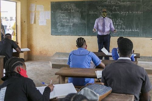 Image de Société. Les frais de relève, qui représentent les coûts de transport que doit percevoir tout fonctionnaire à la suite d'une affectation ou d'une nomination à un nouveau poste de travail, constituent un sujet brûlant pour de nombreux enseignants du secondaire. Alors que la ministre des Enseignements secondaires avait annoncé en juillet dernier que les fonds nécessaires au paiement de ces frais étaient débloqués, la réalité sur le terrain est tout autre. Plus de trois mois après cette annonce, de nombreux enseignants se heurtent au refus des délégués régionaux de l'enseignement secondaire de payer ces frais légitimes. Les frais de relève sont conçus pour compenser les coûts de déplacement encourus par un fonctionnaire lorsqu'il est muté ou nommé à un nouveau poste. Dans d'autres départements ministériels, ces frais sont généralement payés à l'agent dans les heures qui suivent sa mutation, pour lui permettre de rejoindre rapidement son nouveau lieu de travail. Cependant, pour de nombreux enseignants du secondaire, cette procédure ne se déroule pas aussi facilement. La ministre des Enseignements secondaires avait annoncé en juillet dernier que les fonds nécessaires au paiement des frais de relève étaient disponibles et qu'ils seraient versés aux enseignants concernés. Cette annonce avait suscité un grand espoir parmi les enseignants, qui attendaient depuis longtemps ces paiements pour couvrir les coûts de leur déplacement. Pourtant, plus de trois mois se sont écoulés depuis cette annonce, et de nombreux enseignants n'ont toujours pas reçu leurs paiements. La situation est devenue de plus en plus préoccupante, car les enseignants ont besoin de ces fonds pour subvenir à leurs besoins et pour s'installer dans leur nouveau poste de travail. Un exemple frappant de cette situation est celui de la délégation régionale du Centre, où la déléguée régionale Minesec/Centre a versé seulement quelques sous aux normaliens déployés l'année dernière. Les enseignants mutés et nommés depuis plusieurs années dans son unité de commandement ont été complètement oubliés, et ils attendent depuis longtemps de recevoir ces fonds essentiels. La question qui se pose est de savoir pourquoi le paiement des frais de relève pour les enseignants du secondaire est si problématique, malgré les assurances données par le ministère. Est-ce un problème de gestion des ressources ou de bureaucratie excessive ? Les enseignants doivent-ils continuer à attendre pendant des années avant de recevoir les fonds auxquels ils ont légalement droit ? Il est impératif de résoudre ce problème de paiement des frais de relève pour les enseignants du secondaire, car cela a un impact direct sur leur bien-être et leur capacité à remplir leurs fonctions de manière efficace. Il est également nécessaire d'examiner les procédures et les pratiques actuelles pour garantir que les enseignants reçoivent rapidement les fonds qui leur sont dus. La question qui reste ouverte est de savoir quelles mesures seront prises pour remédier à cette situation et assurer que les enseignants du secondaire reçoivent enfin leurs paiements de frais de relève de manière opportune et équitable. La résolution de ce problème est essentielle pour garantir que les enseignants puissent exercer leur profession dans les meilleures conditions possibles.