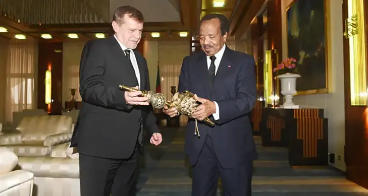 Image de Politique. Lors d'une récente réunion au Palais de l'Unité, le président de la République du Cameroun, Paul Biya, a discuté de la possibilité de construire une usine de production d'engrais au Cameroun avec l'ambassadeur de Russie à Yaoundé, Anatoly Bashkin. Cette rencontre s'est déroulée le 26 octobre 2023 et a mis en lumière les relations diplomatiques entre les deux pays ainsi que les opportunités de coopération future, notamment dans le domaine agricole. Anatoly Bashkin a réitéré l'intérêt de la Russie à soutenir le secteur agricole camerounais en construisant une usine de production d'engrais et des unités de transformation des produits agricoles. Cette initiative vise à réduire les pertes après récolte et à renforcer la sécurité alimentaire au Cameroun. Le diplomate russe a également souligné l'anniversaire prochain des 60 ans d'établissement des relations diplomatiques entre le Cameroun et la Russie, prévu pour le mois de février. À cette occasion, la première session de la grande commission mixte de coopération russo-camerounaise sera organisée, offrant une opportunité pour les deux pays de renforcer leurs liens économiques et politiques. Anatoly Bashkin a exprimé sa satisfaction quant à l'évolution positive des relations politiques entre la Russie et le Cameroun, soulignant ainsi l'importance de ces relations bilatérales. Il a également noté que sa mission diplomatique à Yaoundé touche à sa fin, après plusieurs années de service. La perspective de construire une usine de production d'engrais au Cameroun en partenariat avec la Russie revêt une grande importance pour le pays. Le secteur agricole est un pilier de l'économie camerounaise, et le renforcement de la capacité de production d'engrais peut contribuer de manière significative à accroître la productivité agricole et à réduire les pertes après récolte. Il s'agit d'une étape cruciale pour garantir la sécurité alimentaire et le développement rural au Cameroun. L'anniversaire des 60 ans de relations diplomatiques entre le Cameroun et la Russie offre également une occasion unique de renforcer les liens bilatéraux. La coopération économique et politique entre les deux pays peut ouvrir de nouvelles perspectives de croissance et de développement, bénéficiant à la fois au Cameroun et à la Russie. Comment le Cameroun peut-il tirer le meilleur parti de cette opportunité de coopération avec la Russie pour renforcer son secteur agricole et promouvoir un développement économique durable ?