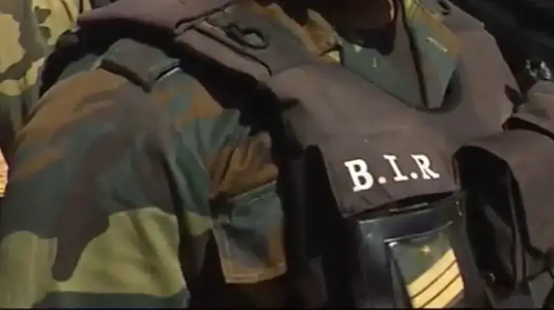 Image de Faits Divers. Garoua, ville située dans la région du Nord du Cameroun, a récemment été le théâtre d'une tentative d'escroquerie perpétrée par un individu se faisant passer pour un militaire. Les éléments de la brigade de gendarmerie de Poumpoumré ont réussi à interpeller l'escroc, identifié comme Roger Gassissou, alors qu'il tentait d'extorquer de l'argent à des agents de transfert d'argent par téléphone. Cette affaire a soulevé des préoccupations quant à la sécurité et à l'intégrité des candidats au recrutement de commandos du Bataillon d'Intervention Rapide (BIR) et de la Garde Présidentielle, deux unités d'élite de l'armée camerounaise. L'escroquerie présumée a eu lieu au lieu-dit "maison Orange" dans le quartier Yelwoua de Garoua. Roger Gassissou, se faisant passer pour un sergent-chef, aurait tenté de convaincre les candidats au recrutement qu'il avait effectué un transfert d'argent en leur faveur. Cependant, il s'agissait apparemment d'une ruse pour les extorquer. L'individu aurait fait usage de menaces et aurait même fait appel à des complices pour intimider les victimes et les contraindre à se soumettre à ses exigences. Le commandant Abachi Saidou de la brigade de gendarmerie de Poumpoumré a décrit le mode opératoire de l'escroc. Selon lui, l'individu se présentait dans les kiosques de transfert d'argent et prétendait avoir effectué un transfert, bien que cela ne fût pas le cas. Il utilisait ensuite la menace en affirmant être un militaire pour forcer les victimes à obtempérer. En cas de refus, il faisait appel à des complices pour renforcer la pression. Lors de l'arrestation de Roger Gassissou, les autorités ont découvert qu'il détenait du matériel qui aurait été utilisé pour renforcer sa crédibilité en tant que militaire. Ce matériel comprenait des articles portant le logo du BIR, tels que des t-shirts, des sous-vêtements, des chaussettes, et même des chaussures. Le commandant Abachi Saidou a expliqué que bien que certains articles aient été découverts, ils ne souhaitaient pas attirer l'attention inutilement, et que le matériel saisi serait remis à la justice. L'affaire revêt une importance particulière en raison du contexte du recrutement de nouveaux éléments pour le BIR et la Garde Présidentielle. Ces deux unités d'élite de l'armée camerounaise ont prévu de recruter 2000 nouveaux membres au cours des prochaines années. Les tests de recrutement sont actuellement en cours, avec une première étape à Ebolowa dans la région du Sud, suivie par celle de Garoua dans la région du Nord. Cependant, cette tentative d'escroquerie a semé la confusion parmi les candidats au recrutement et a soulevé des inquiétudes quant à la sécurité du processus de sélection. Les candidats doivent non seulement faire face à la concurrence pour décrocher leur place au sein de ces unités d'élite, mais aussi aux menaces d'individus mal intentionnés se faisant passer pour des militaires. La question qui se pose est de savoir comment les autorités vont renforcer la sécurité et la protection des candidats au recrutement des forces de sécurité. Comment peuvent-elles s'assurer que les processus de sélection se déroulent de manière transparente et exempte de fraudes ? La situation met en évidence la nécessité d'une vigilance accrue pour prévenir de telles tentatives d'escroquerie et garantir l'intégrité des forces de sécurité camerounaises.