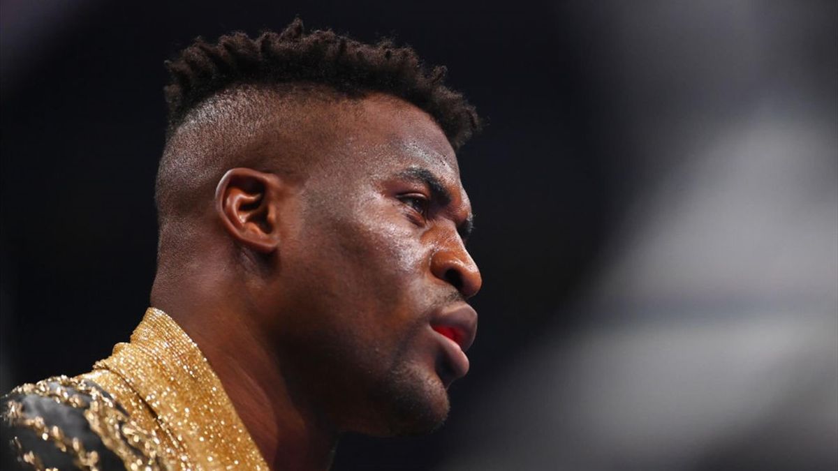 Image de Célébrités. La nouvelle est tombée comme un coup de tonnerre dans le monde de la boxe : Francis Ngannou, le redoutable combattant d'arts martiaux mixtes (MMA) originaire du Cameroun, va officiellement intégrer le top 10 du classement des poids lourds de la World Boxing Council (WBC). Cette annonce a été faite par Mauricio Sulaiman, le président de la WBC, à la suite du combat épique de Ngannou contre le champion de boxe WBC Heavyweight, Tyson Fury, lors de la "Battle of the Baddest", qui s'est tenue le samedi 28 octobre 2023. Ce combat a été un événement marquant pour les amateurs de sports de combat du monde entier. Francis Ngannou, déjà célèbre pour ses performances dans le MMA, a décidé de relever un nouveau défi en entrant dans le monde de la boxe professionnelle. Sa décision a suscité une grande curiosité et a fait naître de nombreuses attentes, car il s'agissait de voir comment ce combattant hors pair allait se comporter dans un environnement de compétition différent. Le combat contre Tyson Fury a été un véritable test pour Ngannou. Le champion de boxe britannique est réputé pour sa maîtrise de l'art de la boxe, et affronter un tel adversaire représentait un défi de taille pour le Camerounais. Le combat a été intense et disputé, se concluant par une décision partagée très serrée en faveur de Tyson Fury. Ngannou a impressionné le monde de la boxe par sa performance et a démontré qu'il était plus qu'un simple combattant de MMA. Sa capacité à tenir tête à l'un des poids lourds les plus redoutables de la boxe a gagné le respect de la communauté de la boxe. L'entraîneur de Ngannou, Dewey Cooper, a partagé son enthousiasme quant à l'avenir de son protégé. Selon Cooper, Mauricio Sulaiman, le président de la WBC, a annoncé que Ngannou serait classé parmi les 10 meilleurs boxeurs lorsque le nouveau classement sera publié. Cette décision est basée sur la conviction que Ngannou est meilleur que la plupart des poids lourds du top 10, et cela a été clairement exprimé par Sulaiman sur le ring après le combat. L'annonce de l'intégration de Ngannou dans le top 10 de la WBC a suscité de vives réactions dans le monde de la boxe. Beaucoup considèrent que Ngannou a apporté un vent de fraîcheur à la discipline et qu'il a le potentiel pour devenir un acteur majeur de la scène de la boxe. Sa force, sa rapidité et sa capacité à s'adapter à différents styles de combat sont autant d'atouts qui font de lui un concurrent redoutable. Le classement dans le top 10 de la WBC ouvre de nouvelles perspectives pour Ngannou. Il aura l'opportunité de se mesurer à d'autres boxeurs de renom et de participer à des combats de haut niveau. Sa présence dans le top 10 pourrait également attirer l'attention des fans et des promoteurs de la boxe, ce qui pourrait se traduire par des opportunités financières importantes pour le combattant camerounais. Cependant, cette transition de Ngannou vers la boxe soulève également des questions et des défis. La boxe est un sport qui requiert une spécialisation et une formation spécifiques, et la concurrence au plus haut niveau est féroce. Ngannou devra continuer à perfectionner ses compétences en boxe, à s'entraîner dur et à s'adapter aux différentes stratégies de ses adversaires. Francis Ngannou peut-il continuer à briller dans la boxe professionnelle et peut-il devenir un champion incontesté dans cette discipline ? Cette question est d'une grande importance pour les amateurs de sports de combat et pour ceux qui suivent la carrière exceptionnelle de Ngannou. Le chemin vers le sommet de la boxe sera-il aussi glorieux que celui du MMA pour ce combattant hors du commun ? La réponse à cette question restera à découvrir au fil des combats à venir.