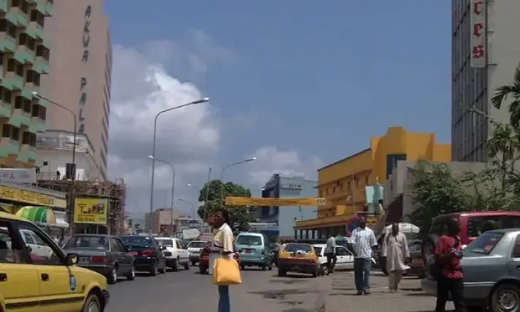 Image de Faits Divers. La découverte choquante d'un bébé âgé d'un mois dans un sac abandonné sous un véhicule à Douala, la plus grande ville du Cameroun, a suscité l'indignation et l'inquiétude parmi la population. L'enfant a été trouvé à proximité du lieu-dit "Génie Militaire", un quartier de la ville, par des passants consternés. Cette découverte a mis en lumière un problème alarmant d'abandon d'enfants dans les rues de Douala. Les circonstances entourant cette découverte sont à la fois troublantes et tragiques. C'est grâce à l'attention d'un citoyen préoccupé, N'zui Manto, que le bébé a été retrouvé. Alerté par des bruits provenant du sac, N'zui Manto a immédiatement signalé la situation à la chefferie du quartier, déclenchant ainsi une série d'événements qui ont abouti à la prise en charge du nourrisson. La tragédie de l'abandon d'enfants dans les rues de Douala n'est malheureusement pas un cas isolé. Il est important de noter qu'une situation similaire s'est produite cette année, le 13 septembre 2023, lorsqu'un nouveau-né a été découvert aux environs de 21 heures par des riverains. Ces citoyens bienveillants ont rapidement transporté le bébé à l'hôpital Laquinitinie de Douala, où il a été admis pour recevoir des soins appropriés. La Cellule de communication de l'hôpital Laquinitinie a rapporté que le bébé abandonné, exposé à des conditions environnementales dangereuses et inappropriées pendant plusieurs heures, a été pris en charge par le personnel médical. Les soins apportés au nourrisson ont été adaptés à sa situation, tenant compte de son exposition aux intempéries et aux risques liés aux organismes pathogènes. Cette série d'incidents impliquant l'abandon de bébés dans les rues de Douala soulève plusieurs questions et préoccupations. Tout d'abord, il est crucial de comprendre les raisons sous-jacentes de ces actes d'abandon d'enfants. Pourquoi des parents ou des tuteurs choisissent-ils d'abandonner leurs enfants de cette manière, les exposant ainsi à des dangers potentiels ? De plus, il est essentiel de se pencher sur les efforts entrepris pour sensibiliser le public à ce problème et pour encourager la société à prendre des mesures pour prévenir de tels actes. Les institutions gouvernementales, les organisations non gouvernementales et la société civile collaborent-elles pour offrir des alternatives aux parents en détresse ? Enfin, il est important de réfléchir à la manière dont ces incidents peuvent affecter la vie de ces enfants. Comment leur bien-être, leur santé mentale et leur avenir sont-ils pris en charge après de telles expériences traumatisantes ? La découverte de ce bébé abandonné à Douala soulève des questions cruciales sur la protection des enfants, la sensibilisation à ce problème et les mesures prises pour garantir un avenir meilleur pour ces jeunes vies vulnérables. La société doit faire preuve d'empathie et de solidarité pour prévenir de tels actes d'abandon d'enfants et veiller à ce que chaque enfant ait la chance de grandir dans un environnement sûr et aimant.