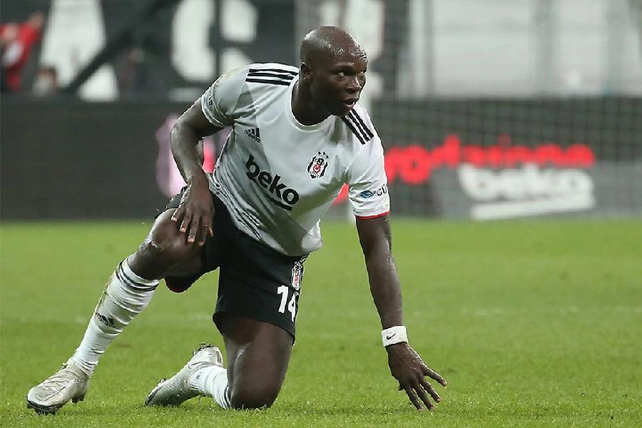 Image de Football. La nomination de Vincent Aboubakar et Zambo Anguissa pour le Ballon d'Or Africain 2023 est un honneur pour le football camerounais et souligne la qualité des performances de ces deux joueurs talentueux au cours de l'année. Le Ballon d'Or Africain est l'un des prix les plus prestigieux du continent, récompensant l'excellence et le talent dans le monde du football africain. La présence de deux joueurs camerounais parmi les nommés est une source de fierté pour le Cameroun et pour les fans de football du pays. Vincent Aboubakar, en particulier, a été un atout majeur pour l'équipe nationale du Cameroun. Capitaine des Lions Indomptables, il a inscrit l'unique but de l'équipe camerounaise lors de la Coupe du Monde 2022 au Qatar, marquant ainsi son empreinte dans l'une des compétitions de football les plus prestigieuses au monde. Son leadership sur le terrain et sa capacité à marquer dans des moments cruciaux ont fait de lui un joueur incontournable pour son équipe nationale. D'autre part, Zambo Anguissa a également réalisé une saison exceptionnelle avec le Napoli en Serie A. Ses performances au sein du club italien ont été remarquées, et il a gagné en notoriété en tant que milieu de terrain dynamique et polyvalent. Sa capacité à défendre, à attaquer et à créer des opportunités pour son équipe en a fait un joueur clé pour le Napoli et l'équipe nationale camerounaise. La nomination de ces deux joueurs pour le Ballon d'Or Africain 2023 est une reconnaissance de leur talent et de leur dévouement envers le football. Elle souligne également l'importance du football camerounais sur la scène continentale et internationale. Le Cameroun a une riche histoire de succès en football, avec une équipe nationale qui a remporté la Coupe d'Afrique des Nations à plusieurs reprises et qui a été un acteur majeur dans les compétitions internationales. Le Ballon d'Or Africain est une occasion de célébrer l'excellence et le talent des joueurs africains, qui contribuent de manière significative au rayonnement du football sur le continent et dans le monde. Les nommés sont sélectionnés en fonction de leurs performances tout au long de l'année, que ce soit en club ou en équipe nationale. Les joueurs nommés sont généralement les meilleurs parmi les meilleurs, et leur présence dans cette liste est une preuve de leur impact sur le jeu. Le vainqueur du Ballon d'Or 2023 sera annoncé lors des CAF Awards au Maroc le 11 décembre. Cette cérémonie est un événement phare du football africain, réunissant les plus grands talents et les personnalités influentes du monde du football sur le continent. Le lauréat sera choisi par un jury d'experts et de journalistes sportifs, qui prendront en compte divers critères pour déterminer le gagnant. Cette nomination de joueurs camerounais pour le Ballon d'Or Africain suscite des attentes et des espoirs au sein de la communauté sportive au Cameroun et parmi les supporters de football. Elle souligne également l'importance du football comme un moteur de fierté nationale et un moyen de rassembler les gens autour d'une passion commune. La question qui se pose maintenant est la suivante : quel joueur camerounais remportera le Ballon d'Or Africain en 2023, et quelle sera l'impact de cette victoire sur le football camerounais et sur l'ensemble du continent africain ? Le verdict sera rendu en décembre, mais d'ici là, l'excitation et l'anticipation resteront à leur comble.