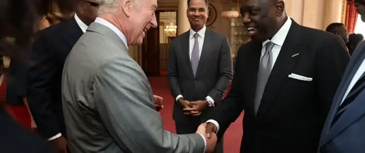 Image de Célébrités. Le 27 octobre 2023, une soirée spéciale a eu lieu au prestigieux palais de Buckingham Palace, marquant un moment exceptionnel où la Grande-Bretagne reconnaissait le mérite et l'excellence d'un citoyen camerounais, René Awambeng. L'occasion était la remise du Global Executive Leader Award lors des Powerlist Black Excellence Awards 2024 en Angleterre, une reconnaissance qui a suscité un immense honneur et une immense fierté pour René Awambeng, le Cameroun, et toute la communauté africaine et afro-antillaise au Royaume-Uni. La Powerlist Black Excellence Awards est un événement annuel prestigieux qui célèbre et met en lumière les personnes les plus influentes de Grande-Bretagne d'origine africaine, afro-américaine et afro-antillaise. Cette cérémonie, présidée par Le roi Charles III en personne, se déroule au majestueux Buckingham Palace, ce qui en fait un événement particulièrement solennel et significatif. Les Powerlist Awards récompensent les réalisations exceptionnelles, les contributions à la société et les carrières exemplaires de personnalités influentes qui sont une source d'inspiration pour de nombreuses générations. René Awambeng, en recevant le Global Executive Leader Award, a été honoré pour son leadership exceptionnel et son influence mondiale en tant que cadre supérieur d'une organisation renommée. Ce prix, parrainé par le London Stock Exchange Group, est décerné à des leaders hors du Royaume-Uni qui ont démontré une vision, une innovation et une influence exceptionnelles et qui ont eu un impact transformateur sur leur organisation. La reconnaissance de René Awambeng est un témoignage de son engagement, de son excellence professionnelle et de sa capacité à inspirer les autres par son leadership éclairé. Son travail a eu un impact significatif sur son organisation, et cette récompense est une reconnaissance de ses réalisations exceptionnelles en tant que leader mondial. La signification de cet événement va au-delà de la personne de René Awambeng. Il incarne l'importance de la diversité et de l'inclusion, et démontre que le talent et le mérite sont universels, indépendamment de la nationalité ou de l'origine ethnique. La Grande-Bretagne, en reconnaissant les contributions exceptionnelles des personnes d'origine africaine, afro-américaine et afro-antillaise, renforce son engagement en faveur de l'égalité des chances et de la célébration de la diversité. Cet événement a également renforcé les liens entre le Cameroun et le Royaume-Uni, soulignant la reconnaissance internationale du talent et de l'excellence des citoyens camerounais. La fierté et la célébration qui entourent cette réalisation sont un rappel de l'importance de l'éducation, de la persévérance et du leadership dans la réalisation de ses objectifs. La réception de René Awambeng de cette récompense prestigieuse soulève également des questions sur la manière dont le talent et le leadership exceptionnel peuvent être reconnus et célébrés dans le monde entier. Comment les nations et les organisations peuvent-elles encourager et soutenir la diversité et l'inclusion, de manière à reconnaître et à promouvoir le talent sous toutes ses formes ? Comment les récompenses et les distinctions peuvent-elles contribuer à inspirer d'autres leaders potentiels et à favoriser la diversité dans tous les domaines de la société ? En fin de compte, les réalisations de René Awambeng sont une source d'inspiration, mais elles invitent également à une réflexion sur la manière dont le mérite et l'excellence sont reconnus et célébrés dans le monde d'aujourd'hui.